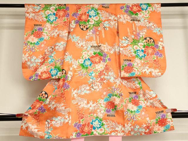 ■■■　サイズ　■■■ 【祝着】 身丈 93.5cm（肩から） 裄丈 46cm（肩上げ　0cm） 袖丈 56.5cm　縫込み 4cm 袖幅 30.5cm 前幅 15.5cm 後幅 17cm 着物縫いこみ 内揚げ 0cm （腰上げ　0cm） 裄 お袖側 約5cm　身頃側 約1cm ■■■　商品詳細　■■■ 着物【正絹】の状態は接写画像のように上前おくみ・胴裏に薄い汚れがございますが その他特に目立ったシミ汚れなどもなく大変良い状態です。 大変上質な逸品になります。 お安く出品致しますので、是非この機会にいかがでしょうか？ ■■■　注意事項　■■■ ■モニター発色の具合により色合いが異なる場合がございます。 ■寸法は多少の誤差が生じる場合がございますのでご了承ください。 ■縫込みの長さが左右非対称の場合は短い部分を記載しております。 左右非対称であってもご返品・お値引き等の保証は出来かねますので、ご了承の上ご購入をお願い致します。 ■シミ等のチェックには注意を払っておりますが、見落としがある場合もございますし、個人の見解も様々ですので神経質な方のご購入はお控えください。 ■箪笥に入っておりました着物や帯なので畳みシワや匂いがあるものもございます。 ■お休みは基本的に土日祝となりますが、その他臨時でお休みする場合がございますのでご了承ください。 ■商品の発送は平日のみの発送となります。 ■夜間と土曜、日曜日はお問い合わせの回答が遅れる場合がございます。 ■当店では、お直し、紋入れ、お手入れ等は承っておりません。 ■生地の状態（ヤケ、経年劣化等）によってはサイズ直しが出来ない場合がございます。 その点もどうかご了承のうえ、ご購入をお願いいたします。 ■弊社で取り扱う商品は一点ものにつき、時期や在庫状況に応じて金額が変更となる場合がございます。 ■検針は行っておりません。予めご了承いただきますようお願いいたします。 ■【洗える着物】と記載のある商品におきましては、商品お届け後に洗濯を行ってしまってからのご返品にはご対応しかねます。 念の為、専門店でのお手入れをお願いいたします。 ■写真に写っている物が全てになります。それ以外の付属品はございませんのでご了承ください。 ■状態に関する写真につきましては、掲載可能な写真枚数に限りがあるため、各箇所につき1枚参考画像を掲載しております。 ■着物のサイズ目安は下記を参考ください↓ ＜女性着物＞　お端折り次第で＋5cm　－1cmが着用可能サイズ 　例）身丈170cmの場合、身長160cm～175cm ＜男性着物＞　身丈＋約25cm～27cm程が適応身長 　例）身丈155cmの場合、身長180～182cm