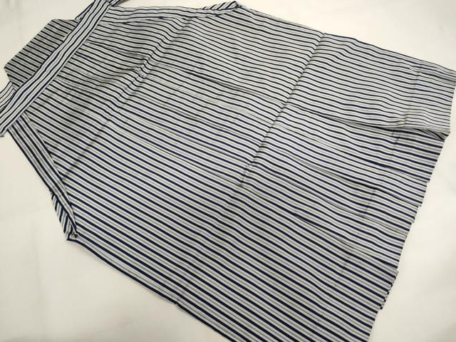 ■■■　サイズ　■■■ 【袴】 紐下　約　55cm ■■■　商品詳細　■■■ 袴【化繊】の状態は特に目立ったシミ汚れなどもなく大変良い状態です。 お安く出品致しますので、是非この機会にいかがでしょうか？ ■■■　注意事項　■■■ ■モニター発色の具合により色合いが異なる場合がございます。 ■寸法は多少の誤差が生じる場合がございますのでご了承ください。 ■縫込みの長さが左右非対称の場合は短い部分を記載しております。 左右非対称であってもご返品・お値引き等の保証は出来かねますので、ご了承の上ご購入をお願い致します。 ■シミ等のチェックには注意を払っておりますが、見落としがある場合もございますし、個人の見解も様々ですので神経質な方のご購入はお控えください。 ■箪笥に入っておりました着物や帯なので畳みシワや匂いがあるものもございます。 ■お休みは基本的に土日祝となりますが、その他臨時でお休みする場合がございますのでご了承ください。 ■商品の発送は平日のみの発送となります。 ■夜間と土曜、日曜日はお問い合わせの回答が遅れる場合がございます。 ■当店では、お直し、紋入れ、お手入れ等は承っておりません。 ■生地の状態（ヤケ、経年劣化等）によってはサイズ直しが出来ない場合がございます。 その点もどうかご了承のうえ、ご購入をお願いいたします。 ■弊社で取り扱う商品は一点ものにつき、時期や在庫状況に応じて金額が変更となる場合がございます。 ■検針は行っておりません。予めご了承いただきますようお願いいたします。 ■【洗える着物】と記載のある商品におきましては、商品お届け後に洗濯を行ってしまってからのご返品にはご対応しかねます。 念の為、専門店でのお手入れをお願いいたします。 ■写真に写っている物が全てになります。それ以外の付属品はございませんのでご了承ください。 ■状態に関する写真につきましては、掲載可能な写真枚数に限りがあるため、各箇所につき1枚参考画像を掲載しております。 ■着物のサイズ目安は下記を参考ください↓ ＜女性着物＞　お端折り次第で＋5cm　－1cmが着用可能サイズ 　例）身丈170cmの場合、身長160cm～175cm ＜男性着物＞　身丈＋約25cm～27cm程が適応身長 　例）身丈155cmの場合、身長180～182cm