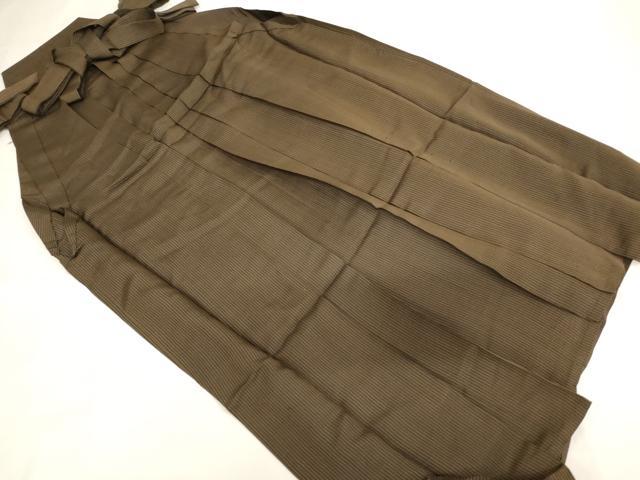 ■■■　サイズ　■■■ 【袴】 紐下　約　87cm ■■■　商品詳細　■■■ 袴【正絹】の状態は接写画像のように一の襞に汚れがございますが その他特に目立ったシミ汚れなどもなく大変良い状態です。 大変上質な逸品になります。 お安く出品致しますので、是非この機会にいかがでしょうか？ ■■■　注意事項　■■■ ■モニター発色の具合により色合いが異なる場合がございます。 ■寸法は多少の誤差が生じる場合がございますのでご了承ください。 ■縫込みの長さが左右非対称の場合は短い部分を記載しております。 左右非対称であってもご返品・お値引き等の保証は出来かねますので、ご了承の上ご購入をお願い致します。 ■シミ等のチェックには注意を払っておりますが、見落としがある場合もございますし、個人の見解も様々ですので神経質な方のご購入はお控えください。 ■箪笥に入っておりました着物や帯なので畳みシワや匂いがあるものもございます。 ■お休みは基本的に土日祝となりますが、その他臨時でお休みする場合がございますのでご了承ください。 ■商品の発送は平日のみの発送となります。 ■夜間と土曜、日曜日はお問い合わせの回答が遅れる場合がございます。 ■当店では、お直し、紋入れ、お手入れ等は承っておりません。 ■生地の状態（ヤケ、経年劣化等）によってはサイズ直しが出来ない場合がございます。 その点もどうかご了承のうえ、ご購入をお願いいたします。 ■弊社で取り扱う商品は一点ものにつき、時期や在庫状況に応じて金額が変更となる場合がございます。 ■検針は行っておりません。予めご了承いただきますようお願いいたします。 ■【洗える着物】と記載のある商品におきましては、商品お届け後に洗濯を行ってしまってからのご返品にはご対応しかねます。 念の為、専門店でのお手入れをお願いいたします。 ■写真に写っている物が全てになります。それ以外の付属品はございませんのでご了承ください。 ■状態に関する写真につきましては、掲載可能な写真枚数に限りがあるため、各箇所につき1枚参考画像を掲載しております。 ■着物のサイズ目安は下記を参考ください↓ ＜女性着物＞　お端折り次第で＋5cm　－1cmが着用可能サイズ 　例）身丈170cmの場合、身長160cm～175cm ＜男性着物＞　身丈＋約25cm～27cm程が適応身長 　例）身丈155cmの場合、身長180～182cm