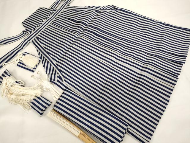 ■■■　サイズ　■■■ 【袴】 紐下　約　52cm ■■■　商品詳細　■■■ 袴【化繊】の状態は特に目立ったシミ汚れなどもなく大変良い状態です。 小物の状態は接写画像のように扇子に歪みがございますが その他特に目立ったシミ汚れなどもなく大変良い状態です。 大変上質な逸品になります。 お安く出品致しますので、是非この機会にいかがでしょうか？ ■■■　注意事項　■■■ ■モニター発色の具合により色合いが異なる場合がございます。 ■寸法は多少の誤差が生じる場合がございますのでご了承ください。 ■縫込みの長さが左右非対称の場合は短い部分を記載しております。 左右非対称であってもご返品・お値引き等の保証は出来かねますので、ご了承の上ご購入をお願い致します。 ■シミ等のチェックには注意を払っておりますが、見落としがある場合もございますし、個人の見解も様々ですので神経質な方のご購入はお控えください。 ■箪笥に入っておりました着物や帯なので畳みシワや匂いがあるものもございます。 ■お休みは基本的に土日祝となりますが、その他臨時でお休みする場合がございますのでご了承ください。 ■商品の発送は平日のみの発送となります。 ■夜間と土曜、日曜日はお問い合わせの回答が遅れる場合がございます。 ■当店では、お直し、紋入れ、お手入れ等は承っておりません。 ■生地の状態（ヤケ、経年劣化等）によってはサイズ直しが出来ない場合がございます。 その点もどうかご了承のうえ、ご購入をお願いいたします。 ■弊社で取り扱う商品は一点ものにつき、時期や在庫状況に応じて金額が変更となる場合がございます。 ■検針は行っておりません。予めご了承いただきますようお願いいたします。 ■【洗える着物】と記載のある商品におきましては、商品お届け後に洗濯を行ってしまってからのご返品にはご対応しかねます。 念の為、専門店でのお手入れをお願いいたします。 ■写真に写っている物が全てになります。それ以外の付属品はございませんのでご了承ください。 ■状態に関する写真につきましては、掲載可能な写真枚数に限りがあるため、各箇所につき1枚参考画像を掲載しております。 ■着物のサイズ目安は下記を参考ください↓ ＜女性着物＞　お端折り次第で＋5cm　－1cmが着用可能サイズ 　例）身丈170cmの場合、身長160cm～175cm ＜男性着物＞　身丈＋約25cm～27cm程が適応身長 　例）身丈155cmの場合、身長180～182cm