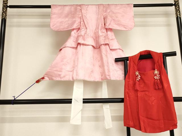 ■■■　サイズ　■■■ 【祝着】 身丈 66.5cm（肩から） 裄丈 32.5cm（肩上げ　4cm） 袖丈 27cm　縫込み 1cm 袖幅 24cm 前幅 15cm 後幅 17cm 着物縫いこみ 内揚げ 0cm （腰上げ　8.5cm） 裄 お袖側 約2cm　身頃側 約1cm 【被布】 身丈 52cm（肩から） 裄丈 11cm（肩上げ　2cm） ■■■　商品詳細　■■■ 着物【正絹】の状態は接写画像のように袖口に汚れがございますが その他特に目立ったシミ汚れなどもなく大変良い状態です。 被布【正絹】の状態は特に目立ったシミ汚れなどもなく大変良い状態です。 大変上質な逸品になります。 お安く出品致しますので、是非この機会にいかがでしょうか？ ■■■　注意事項　■■■ ■モニター発色の具合により色合いが異なる場合がございます。 ■寸法は多少の誤差が生じる場合がございますのでご了承ください。 ■縫込みの長さが左右非対称の場合は短い部分を記載しております。 左右非対称であってもご返品・お値引き等の保証は出来かねますので、ご了承の上ご購入をお願い致します。 ■シミ等のチェックには注意を払っておりますが、見落としがある場合もございますし、個人の見解も様々ですので神経質な方のご購入はお控えください。 ■箪笥に入っておりました着物や帯なので畳みシワや匂いがあるものもございます。 ■お休みは基本的に土日祝となりますが、その他臨時でお休みする場合がございますのでご了承ください。 ■商品の発送は平日のみの発送となります。 ■夜間と土曜、日曜日はお問い合わせの回答が遅れる場合がございます。 ■当店では、お直し、紋入れ、お手入れ等は承っておりません。 ■生地の状態（ヤケ、経年劣化等）によってはサイズ直しが出来ない場合がございます。 その点もどうかご了承のうえ、ご購入をお願いいたします。 ■弊社で取り扱う商品は一点ものにつき、時期や在庫状況に応じて金額が変更となる場合がございます。 ■検針は行っておりません。予めご了承いただきますようお願いいたします。 ■【洗える着物】と記載のある商品におきましては、商品お届け後に洗濯を行ってしまってからのご返品にはご対応しかねます。 念の為、専門店でのお手入れをお願いいたします。 ■写真に写っている物が全てになります。それ以外の付属品はございませんのでご了承ください。 ■状態に関する写真につきましては、掲載可能な写真枚数に限りがあるため、各箇所につき1枚参考画像を掲載しております。 ■着物のサイズ目安は下記を参考ください↓ ＜女性着物＞　お端折り次第で＋5cm　－1cmが着用可能サイズ 　例）身丈170cmの場合、身長160cm～175cm ＜男性着物＞　身丈＋約25cm～27cm程が適応身長 　例）身丈155cmの場合、身長180～182cm