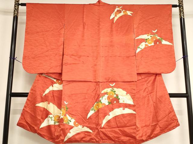 ■■■　サイズ　■■■ 【祝着】 身丈 116.5cm（肩から） 裄丈 61cm（肩上げ　1.5cm） 袖丈 61.5cm　縫込み 5cm 袖幅 32cm 前幅 23cm 後幅 30.5cm 着物縫いこみ 内揚げ 3.5cm （腰上げ　21cm） 裄 お袖側 約3.5cm　身頃側 約2.5cm ■■■　商品詳細　■■■ 着物【正絹・未使用】の状態は接写画像のように左袖前に汚れがございますが その他特に目立ったシミ汚れなどもなく大変良い状態です。 大変上質な逸品になります。 お安く出品致しますので、是非この機会にいかがでしょうか？ ■■■　注意事項　■■■ ■モニター発色の具合により色合いが異なる場合がございます。 ■寸法は多少の誤差が生じる場合がございますのでご了承ください。 ■縫込みの長さが左右非対称の場合は短い部分を記載しております。 左右非対称であってもご返品・お値引き等の保証は出来かねますので、ご了承の上ご購入をお願い致します。 ■シミ等のチェックには注意を払っておりますが、見落としがある場合もございますし、個人の見解も様々ですので神経質な方のご購入はお控えください。 ■箪笥に入っておりました着物や帯なので畳みシワや匂いがあるものもございます。 ■お休みは基本的に土日祝となりますが、その他臨時でお休みする場合がございますのでご了承ください。 ■商品の発送は平日のみの発送となります。 ■夜間と土曜、日曜日はお問い合わせの回答が遅れる場合がございます。 ■当店では、お直し、紋入れ、お手入れ等は承っておりません。 ■生地の状態（ヤケ、経年劣化等）によってはサイズ直しが出来ない場合がございます。 その点もどうかご了承のうえ、ご購入をお願いいたします。 ■弊社で取り扱う商品は一点ものにつき、時期や在庫状況に応じて金額が変更となる場合がございます。 ■検針は行っておりません。予めご了承いただきますようお願いいたします。 ■【洗える着物】と記載のある商品におきましては、商品お届け後に洗濯を行ってしまってからのご返品にはご対応しかねます。 念の為、専門店でのお手入れをお願いいたします。 ■写真に写っている物が全てになります。それ以外の付属品はございませんのでご了承ください。 ■状態に関する写真につきましては、掲載可能な写真枚数に限りがあるため、各箇所につき1枚参考画像を掲載しております。 ■着物のサイズ目安は下記を参考ください↓ ＜女性着物＞　お端折り次第で＋5cm　－1cmが着用可能サイズ 　例）身丈170cmの場合、身長160cm～175cm ＜男性着物＞　身丈＋約25cm～27cm程が適応身長 　例）身丈155cmの場合、身長180～182cm