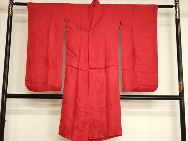 ■■■　サイズ　■■■ 【祝着】 身丈 108.5cm（肩から） 裄丈 57cm（肩上げ　0cm） 袖丈 75.5cm　縫込み 7cm 袖幅 30.5cm 前幅 21cm 後幅 26cm 着物縫いこみ 内揚げ 0cm （腰上げ　7cm） 裄 お袖側 約4cm　身頃側 約5.5cm ■■■　商品詳細　■■■ 長襦袢【正絹】の状態は接写画像のように胴裏に糸解け、衿に汚れがございますが その他特に目立ったシミ汚れなどもなく大変良い状態です。 大変上質な逸品になります。 お安く出品致しますので、是非この機会にいかがでしょうか？ ■■■　注意事項　■■■ ■モニター発色の具合により色合いが異なる場合がございます。 ■寸法は多少の誤差が生じる場合がございますのでご了承ください。 ■縫込みの長さが左右非対称の場合は短い部分を記載しております。 左右非対称であってもご返品・お値引き等の保証は出来かねますので、ご了承の上ご購入をお願い致します。 ■シミ等のチェックには注意を払っておりますが、見落としがある場合もございますし、個人の見解も様々ですので神経質な方のご購入はお控えください。 ■箪笥に入っておりました着物や帯なので畳みシワや匂いがあるものもございます。 ■お休みは基本的に土日祝となりますが、その他臨時でお休みする場合がございますのでご了承ください。 ■商品の発送は平日のみの発送となります。 ■夜間と土曜、日曜日はお問い合わせの回答が遅れる場合がございます。 ■当店では、お直し、紋入れ、お手入れ等は承っておりません。 ■生地の状態（ヤケ、経年劣化等）によってはサイズ直しが出来ない場合がございます。 その点もどうかご了承のうえ、ご購入をお願いいたします。 ■弊社で取り扱う商品は一点ものにつき、時期や在庫状況に応じて金額が変更となる場合がございます。 ■検針は行っておりません。予めご了承いただきますようお願いいたします。 ■【洗える着物】と記載のある商品におきましては、商品お届け後に洗濯を行ってしまってからのご返品にはご対応しかねます。 念の為、専門店でのお手入れをお願いいたします。 ■写真に写っている物が全てになります。それ以外の付属品はございませんのでご了承ください。 ■状態に関する写真につきましては、掲載可能な写真枚数に限りがあるため、各箇所につき1枚参考画像を掲載しております。 ■着物のサイズ目安は下記を参考ください↓ ＜女性着物＞　お端折り次第で＋5cm　－1cmが着用可能サイズ 　例）身丈170cmの場合、身長160cm～175cm ＜男性着物＞　身丈＋約25cm～27cm程が適応身長 　例）身丈155cmの場合、身長180～182cm