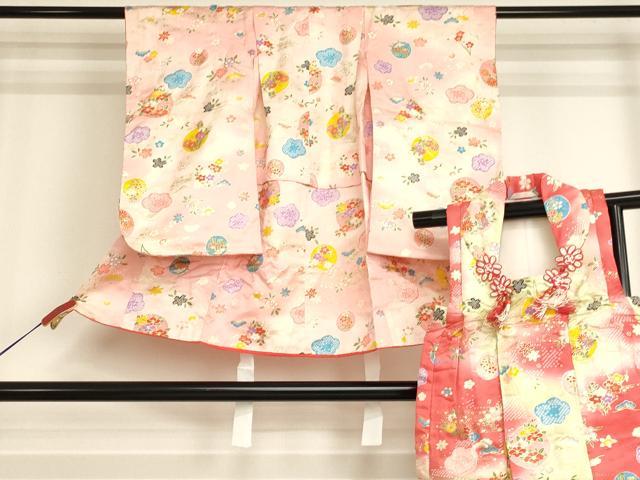 ■■■　サイズ　■■■ 【祝着】 身丈 74.5cm（肩から） 裄丈 37cm（肩上げ　4.5cm） 袖丈 55.5cm　縫込み 1cm 袖幅 26cm 前幅 15.5cm 後幅 20cm 着物縫いこみ 内揚げ 0cm （腰上げ　8cm） 裄 お袖側 約1cm　身頃側 約0cm 【被布】 身丈 50.5cm（肩から） 裄丈 13cm（肩上げ　2.5cm） ■■■　商品詳細　■■■ 着物【正絹】の状態は接写画像のように両袖・衿・上前おくみに汚れがございますが その他特に目立ったシミ汚れなどもなく大変良い状態です。 被布【正絹】の状態は接写画像のように上前竪衿・上前に汚れ、飾りに房の広がりがございますが その他特に目立ったシミ汚れなどもなく大変良い状態です。 大変上質な逸品になります。 お安く出品致しますので、是非この機会にいかがでしょうか？ ■■■　注意事項　■■■ ■モニター発色の具合により色合いが異なる場合がございます。 ■寸法は多少の誤差が生じる場合がございますのでご了承ください。 ■縫込みの長さが左右非対称の場合は短い部分を記載しております。 左右非対称であってもご返品・お値引き等の保証は出来かねますので、ご了承の上ご購入をお願い致します。 ■シミ等のチェックには注意を払っておりますが、見落としがある場合もございますし、個人の見解も様々ですので神経質な方のご購入はお控えください。 ■箪笥に入っておりました着物や帯なので畳みシワや匂いがあるものもございます。 ■お休みは基本的に土日祝となりますが、その他臨時でお休みする場合がございますのでご了承ください。 ■商品の発送は平日のみの発送となります。 ■夜間と土曜、日曜日はお問い合わせの回答が遅れる場合がございます。 ■当店では、お直し、紋入れ、お手入れ等は承っておりません。 ■生地の状態（ヤケ、経年劣化等）によってはサイズ直しが出来ない場合がございます。 その点もどうかご了承のうえ、ご購入をお願いいたします。 ■弊社で取り扱う商品は一点ものにつき、時期や在庫状況に応じて金額が変更となる場合がございます。 ■検針は行っておりません。予めご了承いただきますようお願いいたします。 ■【洗える着物】と記載のある商品におきましては、商品お届け後に洗濯を行ってしまってからのご返品にはご対応しかねます。 念の為、専門店でのお手入れをお願いいたします。 ■写真に写っている物が全てになります。それ以外の付属品はございませんのでご了承ください。 ■状態に関する写真につきましては、掲載可能な写真枚数に限りがあるため、各箇所につき1枚参考画像を掲載しております。 ■着物のサイズ目安は下記を参考ください↓ ＜女性着物＞　お端折り次第で＋5cm　－1cmが着用可能サイズ 　例）身丈170cmの場合、身長160cm～175cm ＜男性着物＞　身丈＋約25cm～27cm程が適応身長 　例）身丈155cmの場合、身長180～182cm
