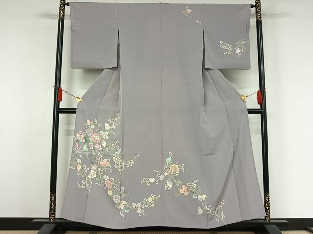 ■■■　サイズ　■■■ 身丈 155cm（肩から） 裄丈 64cm 袖丈 49cm　縫込み 4cm 袖幅 34cm 前幅 23cm 後幅 29cm 着物縫いこみ 内揚げ 10cm 裄 お袖側 約1cm　身頃側 約3cm ■■■　商品詳細　■■■ 【正絹】 状態は特に目立ったシミ汚れなどもなく大変良い状態です。 大変上質な逸品になります。 お安く出品致しますので、是非この機会にいかがでしょうか？ ■■■　注意事項　■■■ ■モニター発色の具合により色合いが異なる場合がございます。 ■寸法は多少の誤差が生じる場合がございますのでご了承ください。 ■縫込みの長さが左右非対称の場合は短い部分を記載しております。 左右非対称であってもご返品・お値引き等の保証は出来かねますので、ご了承の上ご購入をお願い致します。 ■シミ等のチェックには注意を払っておりますが、見落としがある場合もございますし、個人の見解も様々ですので神経質な方のご購入はお控えください。 ■箪笥に入っておりました着物や帯なので畳みシワや匂いがあるものもございます。 ■お休みは基本的に土日祝となりますが、その他臨時でお休みする場合がございますのでご了承ください。 ■商品の発送は平日のみの発送となります。 ■夜間と土曜、日曜日はお問い合わせの回答が遅れる場合がございます。 ■当店では、お直し、紋入れ、お手入れ等は承っておりません。 ■生地の状態（ヤケ、経年劣化等）によってはサイズ直しが出来ない場合がございます。 その点もどうかご了承のうえ、ご購入をお願いいたします。 ■弊社で取り扱う商品は一点ものにつき、時期や在庫状況に応じて金額が変更となる場合がございます。 ■検針は行っておりません。予めご了承いただきますようお願いいたします。 ■【洗える着物】と記載のある商品におきましては、商品お届け後に洗濯を行ってしまってからのご返品にはご対応しかねます。 念の為、専門店でのお手入れをお願いいたします。 ■写真に写っている物が全てになります。それ以外の付属品はございませんのでご了承ください。 ■状態に関する写真につきましては、掲載可能な写真枚数に限りがあるため、各箇所につき1枚参考画像を掲載しております。 ■着物のサイズ目安は下記を参考ください↓ ＜女性着物＞　お端折り次第で＋5cm　－1cmが着用可能サイズ 　例）身丈170cmの場合、身長160cm～175cm ＜男性着物＞　身丈＋約25cm～27cm程が適応身長 　例）身丈155cmの場合、身長180～182cm