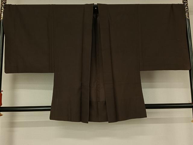 ■■■　サイズ　■■■ 身丈 85cm（肩から） 裄丈 62cm 袖丈 52cm　縫込み 6cm 袖幅 37cm 前幅 21cm 後幅 30cm 着物縫いこみ 内揚げ 0cm 裄 お袖側 約1cm　身頃側 約1.5cm ■■■　商品詳細　■■■ 【化繊・一つ紋】 状態は特に目立ったシミ汚れなどもなく大変良い状態です。 お安く出品致しますので、是非この機会にいかがでしょうか？ ■■■　注意事項　■■■ ■モニター発色の具合により色合いが異なる場合がございます。 ■寸法は多少の誤差が生じる場合がございますのでご了承ください。 ■縫込みの長さが左右非対称の場合は短い部分を記載しております。 左右非対称であってもご返品・お値引き等の保証は出来かねますので、ご了承の上ご購入をお願い致します。 ■シミ等のチェックには注意を払っておりますが、見落としがある場合もございますし、個人の見解も様々ですので神経質な方のご購入はお控えください。 ■箪笥に入っておりました着物や帯なので畳みシワや匂いがあるものもございます。 ■お休みは基本的に土日祝となりますが、その他臨時でお休みする場合がございますのでご了承ください。 ■商品の発送は平日のみの発送となります。 ■夜間と土曜、日曜日はお問い合わせの回答が遅れる場合がございます。 ■当店では、お直し、紋入れ、お手入れ等は承っておりません。 ■生地の状態（ヤケ、経年劣化等）によってはサイズ直しが出来ない場合がございます。 その点もどうかご了承のうえ、ご購入をお願いいたします。 ■弊社で取り扱う商品は一点ものにつき、時期や在庫状況に応じて金額が変更となる場合がございます。 ■検針は行っておりません。予めご了承いただきますようお願いいたします。 ■【洗える着物】と記載のある商品におきましては、商品お届け後に洗濯を行ってしまってからのご返品にはご対応しかねます。 念の為、専門店でのお手入れをお願いいたします。 ■写真に写っている物が全てになります。それ以外の付属品はございませんのでご了承ください。 ■状態に関する写真につきましては、掲載可能な写真枚数に限りがあるため、各箇所につき1枚参考画像を掲載しております。 ■着物のサイズ目安は下記を参考ください↓ ＜女性着物＞　お端折り次第で＋5cm　－1cmが着用可能サイズ 　例）身丈170cmの場合、身長160cm～175cm ＜男性着物＞　身丈＋約25cm～27cm程が適応身長 　例）身丈155cmの場合、身長180～182cm