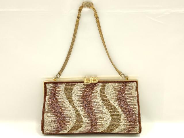 ■■■　サイズ　■■■ 【バッグ】 横　　　21.5cm 縦　　　11.5cm　取っ手込み　29.5cm 奥行き　3cm ■■■　商品詳細　■■■ 状態は参考画像のように金属部分に変色、内布に汚れ、ラインストーンの欠損がございます。 大変上質な逸品になります。 お安く出品致しますので、是非この機会にいかがでしょうか？ ■■■　注意事項　■■■ ■モニター発色の具合により色合いが異なる場合がございます。 ■寸法は多少の誤差が生じる場合がございますのでご了承ください。 ■縫込みの長さが左右非対称の場合は短い部分を記載しております。 左右非対称であってもご返品・お値引き等の保証は出来かねますので、ご了承の上ご購入をお願い致します。 ■シミ等のチェックには注意を払っておりますが、見落としがある場合もございますし、個人の見解も様々ですので神経質な方のご購入はお控えください。 ■箪笥に入っておりました着物や帯なので畳みシワや匂いがあるものもございます。 ■お休みは基本的に土日祝となりますが、その他臨時でお休みする場合がございますのでご了承ください。 ■商品の発送は平日のみの発送となります。 ■夜間と土曜、日曜日はお問い合わせの回答が遅れる場合がございます。 ■当店では、お直し、紋入れ、お手入れ等は承っておりません。 ■生地の状態（ヤケ、経年劣化等）によってはサイズ直しが出来ない場合がございます。 その点もどうかご了承のうえ、ご購入をお願いいたします。 ■弊社で取り扱う商品は一点ものにつき、時期や在庫状況に応じて金額が変更となる場合がございます。 ■検針は行っておりません。予めご了承いただきますようお願いいたします。 ■【洗える着物】と記載のある商品におきましては、商品お届け後に洗濯を行ってしまってからのご返品にはご対応しかねます。 念の為、専門店でのお手入れをお願いいたします。 ■写真に写っている物が全てになります。それ以外の付属品はございませんのでご了承ください。 ■状態に関する写真につきましては、掲載可能な写真枚数に限りがあるため、各箇所につき1枚参考画像を掲載しております。 ■着物のサイズ目安は下記を参考ください↓ ＜女性着物＞　お端折り次第で＋5cm　－1cmが着用可能サイズ 　例）身丈170cmの場合、身長160cm～175cm ＜男性着物＞　身丈＋約25cm～27cm程が適応身長 　例）身丈155cmの場合、身長180～182cm