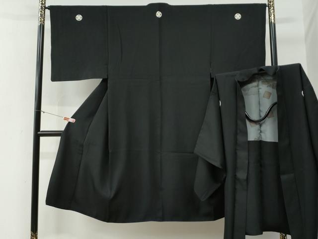■■■　サイズ　■■■ 【着物】 身丈 132cm（肩から） 裄丈 65.5cm 袖丈 48cm　縫込み 7cm 袖幅 34cm 前幅 25cm 後幅 31cm 着物縫いこみ 内揚げ 8.5cm 裄 お袖側 約2cm　身頃側 約2cm 【羽織】 身丈 82cm（肩から） 裄丈 67.5cm 袖丈 48cm　縫込み 0cm 袖幅 34cm 前幅 19cm 後幅 31cm 裄 お袖側 約0cm　身頃側 約0cm ■■■　商品詳細　■■■ 【正絹・五つ紋】 状態は特に目立ったシミ汚れなどもなく大変良い状態です。 大変上質な逸品になります。 お安く出品致しますので、是非この機会にいかがでしょうか？ ■■■　注意事項　■■■ ■モニター発色の具合により色合いが異なる場合がございます。 ■寸法は多少の誤差が生じる場合がございますのでご了承ください。 ■縫込みの長さが左右非対称の場合は短い部分を記載しております。 左右非対称であってもご返品・お値引き等の保証は出来かねますので、ご了承の上ご購入をお願い致します。 ■シミ等のチェックには注意を払っておりますが、見落としがある場合もございますし、個人の見解も様々ですので神経質な方のご購入はお控えください。 ■箪笥に入っておりました着物や帯なので畳みシワや匂いがあるものもございます。 ■お休みは基本的に土日祝となりますが、その他臨時でお休みする場合がございますのでご了承ください。 ■商品の発送は平日のみの発送となります。 ■夜間と土曜、日曜日はお問い合わせの回答が遅れる場合がございます。 ■当店では、お直し、紋入れ、お手入れ等は承っておりません。 ■生地の状態（ヤケ、経年劣化等）によってはサイズ直しが出来ない場合がございます。 その点もどうかご了承のうえ、ご購入をお願いいたします。 ■弊社で取り扱う商品は一点ものにつき、時期や在庫状況に応じて金額が変更となる場合がございます。 ■検針は行っておりません。予めご了承いただきますようお願いいたします。 ■【洗える着物】と記載のある商品におきましては、商品お届け後に洗濯を行ってしまってからのご返品にはご対応しかねます。 念の為、専門店でのお手入れをお願いいたします。 ■写真に写っている物が全てになります。それ以外の付属品はございませんのでご了承ください。 ■状態に関する写真につきましては、掲載可能な写真枚数に限りがあるため、各箇所につき1枚参考画像を掲載しております。 ■着物のサイズ目安は下記を参考ください↓ ＜女性着物＞　お端折り次第で＋5cm　－1cmが着用可能サイズ 　例）身丈170cmの場合、身長160cm～175cm ＜男性着物＞　身丈＋約25cm～27cm程が適応身長 　例）身丈155cmの場合、身長180～182cm