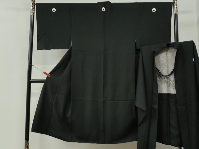 ■■■　サイズ　■■■ 【着物】 身丈 137cm（肩から） 裄丈 67.5cm 袖丈 47.5cm　縫込み 7cm 袖幅 34cm 前幅 25cm 後幅 31cm 着物縫いこみ 内揚げ 6cm 裄 お袖側 約1cm　身頃側 約2cm 【羽織】 身丈 87cm（肩から） 裄丈 68.5cm 袖丈 48.5cm　縫込み 0cm 袖幅 34.5cm 前幅 19.5cm 後幅 30.5cm 裄 お袖側 約1cm　身頃側 約1cm ■■■　商品詳細　■■■ 【正絹・五つ紋】 状態は特に目立ったシミ汚れなどもなく大変良い状態です。 大変上質な逸品になります。 お安く出品致しますので、是非この機会にいかがでしょうか？ ■■■　注意事項　■■■ ■モニター発色の具合により色合いが異なる場合がございます。 ■寸法は多少の誤差が生じる場合がございますのでご了承ください。 ■縫込みの長さが左右非対称の場合は短い部分を記載しております。 左右非対称であってもご返品・お値引き等の保証は出来かねますので、ご了承の上ご購入をお願い致します。 ■シミ等のチェックには注意を払っておりますが、見落としがある場合もございますし、個人の見解も様々ですので神経質な方のご購入はお控えください。 ■箪笥に入っておりました着物や帯なので畳みシワや匂いがあるものもございます。 ■お休みは基本的に土日祝となりますが、その他臨時でお休みする場合がございますのでご了承ください。 ■商品の発送は平日のみの発送となります。 ■夜間と土曜、日曜日はお問い合わせの回答が遅れる場合がございます。 ■当店では、お直し、紋入れ、お手入れ等は承っておりません。 ■生地の状態（ヤケ、経年劣化等）によってはサイズ直しが出来ない場合がございます。 その点もどうかご了承のうえ、ご購入をお願いいたします。 ■弊社で取り扱う商品は一点ものにつき、時期や在庫状況に応じて金額が変更となる場合がございます。 ■検針は行っておりません。予めご了承いただきますようお願いいたします。 ■【洗える着物】と記載のある商品におきましては、商品お届け後に洗濯を行ってしまってからのご返品にはご対応しかねます。 念の為、専門店でのお手入れをお願いいたします。 ■写真に写っている物が全てになります。それ以外の付属品はございませんのでご了承ください。 ■状態に関する写真につきましては、掲載可能な写真枚数に限りがあるため、各箇所につき1枚参考画像を掲載しております。 ■着物のサイズ目安は下記を参考ください↓ ＜女性着物＞　お端折り次第で＋5cm　－1cmが着用可能サイズ 　例）身丈170cmの場合、身長160cm～175cm ＜男性着物＞　身丈＋約25cm～27cm程が適応身長 　例）身丈155cmの場合、身長180～182cm