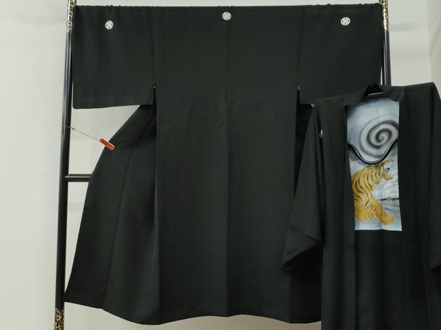 ■■■　サイズ　■■■ 【着物】 身丈 140cm（肩から） 裄丈 72.5cm 袖丈 47.5cm　縫込み 4cm 袖幅 36.5cm 前幅 27cm 後幅 31cm 着物縫いこみ 内揚げ 3.5cm 裄 お袖側 約1cm　身頃側 約2cm 【羽織】 身丈 92cm（肩から） 裄丈 74cm 袖丈 47cm　縫込み 0cm 袖幅 37cm 前幅 21.5cm 後幅 31.5cm 裄 お袖側 約2cm　身頃側 約6cm ■■■　商品詳細　■■■ 【正絹・五つ紋】 着物の状態は接写画像のように両袖口・後身頃・衿に薄い汚れがございますが その他特に目立ったシミ汚れなどもなく大変良い状態です。 羽織の状態は特に目立ったシミ汚れなどもなく大変良い状態です。 大変上質な逸品になります。 お安く出品致しますので、是非この機会にいかがでしょうか？ ■■■　注意事項　■■■ ■モニター発色の具合により色合いが異なる場合がございます。 ■寸法は多少の誤差が生じる場合がございますのでご了承ください。 ■縫込みの長さが左右非対称の場合は短い部分を記載しております。 左右非対称であってもご返品・お値引き等の保証は出来かねますので、ご了承の上ご購入をお願い致します。 ■シミ等のチェックには注意を払っておりますが、見落としがある場合もございますし、個人の見解も様々ですので神経質な方のご購入はお控えください。 ■箪笥に入っておりました着物や帯なので畳みシワや匂いがあるものもございます。 ■お休みは基本的に土日祝となりますが、その他臨時でお休みする場合がございますのでご了承ください。 ■商品の発送は平日のみの発送となります。 ■夜間と土曜、日曜日はお問い合わせの回答が遅れる場合がございます。 ■当店では、お直し、紋入れ、お手入れ等は承っておりません。 ■生地の状態（ヤケ、経年劣化等）によってはサイズ直しが出来ない場合がございます。 その点もどうかご了承のうえ、ご購入をお願いいたします。 ■弊社で取り扱う商品は一点ものにつき、時期や在庫状況に応じて金額が変更となる場合がございます。 ■検針は行っておりません。予めご了承いただきますようお願いいたします。 ■【洗える着物】と記載のある商品におきましては、商品お届け後に洗濯を行ってしまってからのご返品にはご対応しかねます。 念の為、専門店でのお手入れをお願いいたします。 ■写真に写っている物が全てになります。それ以外の付属品はございませんのでご了承ください。 ■状態に関する写真につきましては、掲載可能な写真枚数に限りがあるため、各箇所につき1枚参考画像を掲載しております。 ■着物のサイズ目安は下記を参考ください↓ ＜女性着物＞　お端折り次第で＋5cm　－1cmが着用可能サイズ 　例）身丈170cmの場合、身長160cm～175cm ＜男性着物＞　身丈＋約25cm～27cm程が適応身長 　例）身丈155cmの場合、身長180～182cm