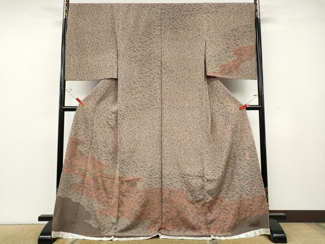 ■■■　サイズ　■■■ 反幅　35cm　　　八掛付き ※ご自身でお好みのサイズに仕立ててお召になっていただけます。 ■■■　商品詳細　■■■ 【正絹・未使用】 状態は特に目立ったシミ汚れなどもなく大変良い状態です。 文政年間、細合多朗右ヱ門創業より、 六代目として昭和5年3月、三重県鈴鹿市に生まる。 学卒後、型紙・彫刻等技術習得のため、他社に奉公。 12年間の努力を重ね修業し、家業を継ぐ。 以来30余年、伊勢型紙組合の理事として彫刻技術者の養成、 指導に当たる一方、伝統工芸品としての伊勢型に情熱を燃やし、 創作活動、手創りの良さの愛着を願い、一流染技能士により、 心を込めて染め上げた作品でございます。 大変上質な逸品になります。 お安く出品致しますので、是非この機会にいかがでしょうか？ ■■■　注意事項　■■■ ■モニター発色の具合により色合いが異なる場合がございます。 ■寸法は多少の誤差が生じる場合がございますのでご了承ください。 ■縫込みの長さが左右非対称の場合は短い部分を記載しております。 左右非対称であってもご返品・お値引き等の保証は出来かねますので、ご了承の上ご購入をお願い致します。 ■シミ等のチェックには注意を払っておりますが、見落としがある場合もございますし、個人の見解も様々ですので神経質な方のご購入はお控えください。 ■箪笥に入っておりました着物や帯なので畳みシワや匂いがあるものもございます。 ■お休みは基本的に土日祝となりますが、その他臨時でお休みする場合がございますのでご了承ください。 ■商品の発送は平日のみの発送となります。 ■夜間と土曜、日曜日はお問い合わせの回答が遅れる場合がございます。 ■当店では、お直し、紋入れ、お手入れ等は承っておりません。 ■生地の状態（ヤケ、経年劣化等）によってはサイズ直しが出来ない場合がございます。 その点もどうかご了承のうえ、ご購入をお願いいたします。 ■弊社で取り扱う商品は一点ものにつき、時期や在庫状況に応じて金額が変更となる場合がございます。 ■検針は行っておりません。予めご了承いただきますようお願いいたします。 ■【洗える着物】と記載のある商品におきましては、商品お届け後に洗濯を行ってしまってからのご返品にはご対応しかねます。 念の為、専門店でのお手入れをお願いいたします。 ■写真に写っている物が全てになります。それ以外の付属品はございませんのでご了承ください。 ■状態に関する写真につきましては、掲載可能な写真枚数に限りがあるため、各箇所につき1枚参考画像を掲載しております。 ■着物のサイズ目安は下記を参考ください↓ ＜女性着物＞　お端折り次第で＋5cm　－1cmが着用可能サイズ 　例）身丈170cmの場合、身長160cm～175cm ＜男性着物＞　身丈＋約25cm～27cm程が適応身長 　例）身丈155cmの場合、身長180～182cm