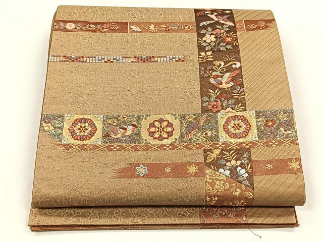 ■■■　サイズ　■■■ 長さ 424cm 幅 30.5cm程 ■■■　商品詳細　■■■ 【正絹・芯なし・未使用】 詳細に関しましては、画像をご確認ください。 大変上質な逸品になります。 お安く出品致しますので、是非この機会にいかがでしょうか？ ■■■　注意事項　■■■ ■モニター発色の具合により色合いが異なる場合がございます。 ■寸法は多少の誤差が生じる場合がございますのでご了承ください。 ■縫込みの長さが左右非対称の場合は短い部分を記載しております。 左右非対称であってもご返品・お値引き等の保証は出来かねますので、ご了承の上ご購入をお願い致します。 ■シミ等のチェックには注意を払っておりますが、見落としがある場合もございますし、個人の見解も様々ですので神経質な方のご購入はお控えください。 ■箪笥に入っておりました着物や帯なので畳みシワや匂いがあるものもございます。 ■お休みは基本的に土日祝となりますが、その他臨時でお休みする場合がございますのでご了承ください。 ■商品の発送は平日のみの発送となります。 ■夜間と土曜、日曜日はお問い合わせの回答が遅れる場合がございます。 ■当店では、お直し、紋入れ、お手入れ等は承っておりません。 ■生地の状態（ヤケ、経年劣化等）によってはサイズ直しが出来ない場合がございます。 その点もどうかご了承のうえ、ご購入をお願いいたします。 ■弊社で取り扱う商品は一点ものにつき、時期や在庫状況に応じて金額が変更となる場合がございます。 ■検針は行っておりません。予めご了承いただきますようお願いいたします。 ■【洗える着物】と記載のある商品におきましては、商品お届け後に洗濯を行ってしまってからのご返品にはご対応しかねます。 念の為、専門店でのお手入れをお願いいたします。 ■写真に写っている物が全てになります。それ以外の付属品はございませんのでご了承ください。 ■状態に関する写真につきましては、掲載可能な写真枚数に限りがあるため、各箇所につき1枚参考画像を掲載しております。 ■着物のサイズ目安は下記を参考ください↓ ＜女性着物＞　お端折り次第で＋5cm　－1cmが着用可能サイズ 　例）身丈170cmの場合、身長160cm～175cm ＜男性着物＞　身丈＋約25cm～27cm程が適応身長 　例）身丈155cmの場合、身長180～182cm