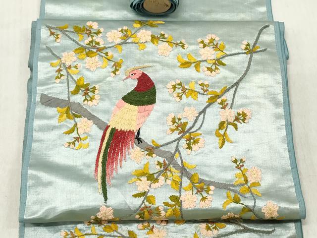 ■■■　サイズ　■■■ 幅 　約33cm ■■■　商品詳細　■■■ 【正絹・未使用】 状態は接写画像のように表地所々・裏面所々に汚れがございます。 大変上質な逸品になります。 お安く出品致しますので、是非この機会にいかがでしょうか？ ※アンティークになりますのでお品物の状態の感じ方には個人差がございます。ご理解の上でのご入札をお願い致します。 ■■■　注意事項　■■■ ■モニター発色の具合により色合いが異なる場合がございます。 ■寸法は多少の誤差が生じる場合がございますのでご了承ください。 ■縫込みの長さが左右非対称の場合は短い部分を記載しております。 左右非対称であってもご返品・お値引き等の保証は出来かねますので、ご了承の上ご購入をお願い致します。 ■シミ等のチェックには注意を払っておりますが、見落としがある場合もございますし、個人の見解も様々ですので神経質な方のご購入はお控えください。 ■箪笥に入っておりました着物や帯なので畳みシワや匂いがあるものもございます。 ■お休みは基本的に土日祝となりますが、その他臨時でお休みする場合がございますのでご了承ください。 ■商品の発送は平日のみの発送となります。 ■夜間と土曜、日曜日はお問い合わせの回答が遅れる場合がございます。 ■当店では、お直し、紋入れ、お手入れ等は承っておりません。 ■生地の状態（ヤケ、経年劣化等）によってはサイズ直しが出来ない場合がございます。 その点もどうかご了承のうえ、ご購入をお願いいたします。 ■弊社で取り扱う商品は一点ものにつき、時期や在庫状況に応じて金額が変更となる場合がございます。 ■検針は行っておりません。予めご了承いただきますようお願いいたします。 ■【洗える着物】と記載のある商品におきましては、商品お届け後に洗濯を行ってしまってからのご返品にはご対応しかねます。 念の為、専門店でのお手入れをお願いいたします。 ■写真に写っている物が全てになります。それ以外の付属品はございませんのでご了承ください。 ■状態に関する写真につきましては、掲載可能な写真枚数に限りがあるため、各箇所につき1枚参考画像を掲載しております。 ■着物のサイズ目安は下記を参考ください↓ ＜女性着物＞　お端折り次第で＋5cm　－1cmが着用可能サイズ 　例）身丈170cmの場合、身長160cm～175cm ＜男性着物＞　身丈＋約25cm～27cm程が適応身長 　例）身丈155cmの場合、身長180～182cm