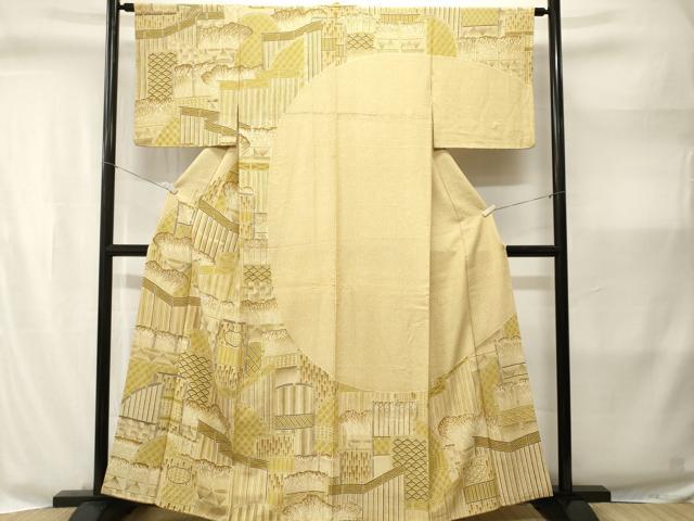 ■■■　サイズ　■■■ 身丈 160cm（肩から） 裄丈 63cm 袖丈 45cm　縫込み 3cm 袖幅 32cm 前幅 22cm 後幅 30cm 着物縫いこみ 内揚げ 0cm 裄 お袖側 約1cm　身頃側 約3cm ■■■　商品詳細　■■■ 【正絹】 状態は特に目立ったシミ汚れなどもなく大変良い状態です。 大変上質な逸品になります。 お安く出品致しますので、是非この機会にいかがでしょうか？ ■■■　注意事項　■■■ ■モニター発色の具合により色合いが異なる場合がございます。 ■寸法は多少の誤差が生じる場合がございますのでご了承ください。 ■縫込みの長さが左右非対称の場合は短い部分を記載しております。 左右非対称であってもご返品・お値引き等の保証は出来かねますので、ご了承の上ご購入をお願い致します。 ■シミ等のチェックには注意を払っておりますが、見落としがある場合もございますし、個人の見解も様々ですので神経質な方のご購入はお控えください。 ■箪笥に入っておりました着物や帯なので畳みシワや匂いがあるものもございます。 ■お休みは基本的に土日祝となりますが、その他臨時でお休みする場合がございますのでご了承ください。 ■商品の発送は平日のみの発送となります。 ■夜間と土曜、日曜日はお問い合わせの回答が遅れる場合がございます。 ■当店では、お直し、紋入れ、お手入れ等は承っておりません。 ■生地の状態（ヤケ、経年劣化等）によってはサイズ直しが出来ない場合がございます。 その点もどうかご了承のうえ、ご購入をお願いいたします。 ■弊社で取り扱う商品は一点ものにつき、時期や在庫状況に応じて金額が変更となる場合がございます。 ■検針は行っておりません。予めご了承いただきますようお願いいたします。 ■【洗える着物】と記載のある商品におきましては、商品お届け後に洗濯を行ってしまってからのご返品にはご対応しかねます。 念の為、専門店でのお手入れをお願いいたします。 ■写真に写っている物が全てになります。それ以外の付属品はございませんのでご了承ください。 ■状態に関する写真につきましては、掲載可能な写真枚数に限りがあるため、各箇所につき1枚参考画像を掲載しております。 ■着物のサイズ目安は下記を参考ください↓ ＜女性着物＞　お端折り次第で＋5cm　－1cmが着用可能サイズ 　例）身丈170cmの場合、身長160cm～175cm ＜男性着物＞　身丈＋約25cm～27cm程が適応身長 　例）身丈155cmの場合、身長180～182cm