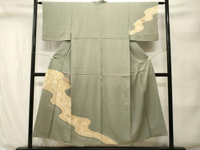 ■■■　サイズ　■■■ 身丈 143cm（肩から） 裄丈 61cm 袖丈 41cm　縫込み 9cm 袖幅 31cm 前幅 23cm 後幅 31cm 着物縫いこみ 内揚げ 10cm 裄 お袖側 約4cm　身頃側 約3cm ■■■　商品詳細　■■■ 【正絹】 状態は画像を添付しておりますので、そちらをご確認下さいますよう宜しくお願い致します。 大変上質な逸品になります。 お安く出品致しますので、是非この機会にいかがでしょうか？ ■■■　注意事項　■■■ ■モニター発色の具合により色合いが異なる場合がございます。 ■寸法は多少の誤差が生じる場合がございますのでご了承ください。 ■縫込みの長さが左右非対称の場合は短い部分を記載しております。 左右非対称であってもご返品・お値引き等の保証は出来かねますので、ご了承の上ご購入をお願い致します。 ■シミ等のチェックには注意を払っておりますが、見落としがある場合もございますし、個人の見解も様々ですので神経質な方のご購入はお控えください。 ■箪笥に入っておりました着物や帯なので畳みシワや匂いがあるものもございます。 ■お休みは基本的に土日祝となりますが、その他臨時でお休みする場合がございますのでご了承ください。 ■商品の発送は平日のみの発送となります。 ■夜間と土曜、日曜日はお問い合わせの回答が遅れる場合がございます。 ■当店では、お直し、紋入れ、お手入れ等は承っておりません。 ■生地の状態（ヤケ、経年劣化等）によってはサイズ直しが出来ない場合がございます。 その点もどうかご了承のうえ、ご購入をお願いいたします。 ■弊社で取り扱う商品は一点ものにつき、時期や在庫状況に応じて金額が変更となる場合がございます。 ■検針は行っておりません。予めご了承いただきますようお願いいたします。 ■【洗える着物】と記載のある商品におきましては、商品お届け後に洗濯を行ってしまってからのご返品にはご対応しかねます。 念の為、専門店でのお手入れをお願いいたします。 ■写真に写っている物が全てになります。それ以外の付属品はございませんのでご了承ください。 ■状態に関する写真につきましては、掲載可能な写真枚数に限りがあるため、各箇所につき1枚参考画像を掲載しております。 ■着物のサイズ目安は下記を参考ください↓ ＜女性着物＞　お端折り次第で＋5cm　－1cmが着用可能サイズ 　例）身丈170cmの場合、身長160cm～175cm ＜男性着物＞　身丈＋約25cm～27cm程が適応身長 　例）身丈155cmの場合、身長180～182cm