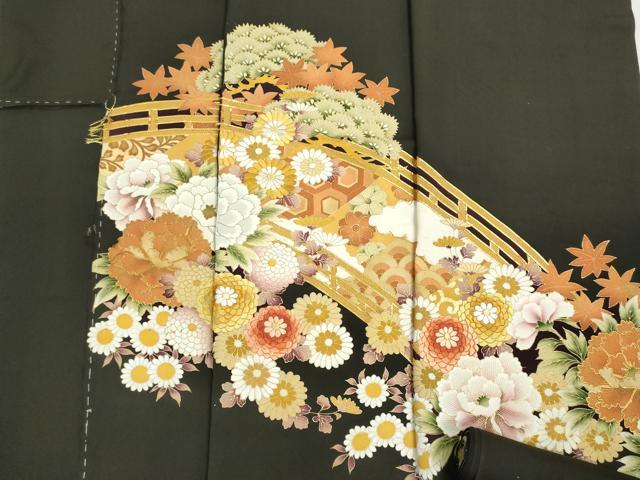 ■■■　サイズ　■■■ 長さ 　着尺分あり 幅 　　約36cm ■■■　商品詳細　■■■ 【正絹・紋付き】 状態は接写画像のように表地所々・裏面所々に薄い汚れがございます。 大変上質な逸品になります。 お安く出品致しますので、是非この機会にいかがでしょうか？ ■■■　注意事項　■■■ ■モニター発色の具合により色合いが異なる場合がございます。 ■寸法は多少の誤差が生じる場合がございますのでご了承ください。 ■縫込みの長さが左右非対称の場合は短い部分を記載しております。 左右非対称であってもご返品・お値引き等の保証は出来かねますので、ご了承の上ご購入をお願い致します。 ■シミ等のチェックには注意を払っておりますが、見落としがある場合もございますし、個人の見解も様々ですので神経質な方のご購入はお控えください。 ■箪笥に入っておりました着物や帯なので畳みシワや匂いがあるものもございます。 ■お休みは基本的に土日祝となりますが、その他臨時でお休みする場合がございますのでご了承ください。 ■商品の発送は平日のみの発送となります。 ■夜間と土曜、日曜日はお問い合わせの回答が遅れる場合がございます。 ■当店では、お直し、紋入れ、お手入れ等は承っておりません。 ■生地の状態（ヤケ、経年劣化等）によってはサイズ直しが出来ない場合がございます。 その点もどうかご了承のうえ、ご購入をお願いいたします。 ■弊社で取り扱う商品は一点ものにつき、時期や在庫状況に応じて金額が変更となる場合がございます。 ■検針は行っておりません。予めご了承いただきますようお願いいたします。 ■【洗える着物】と記載のある商品におきましては、商品お届け後に洗濯を行ってしまってからのご返品にはご対応しかねます。 念の為、専門店でのお手入れをお願いいたします。 ■写真に写っている物が全てになります。それ以外の付属品はございませんのでご了承ください。 ■状態に関する写真につきましては、掲載可能な写真枚数に限りがあるため、各箇所につき1枚参考画像を掲載しております。 ■着物のサイズ目安は下記を参考ください↓ ＜女性着物＞　お端折り次第で＋5cm　－1cmが着用可能サイズ 　例）身丈170cmの場合、身長160cm～175cm ＜男性着物＞　身丈＋約25cm～27cm程が適応身長 　例）身丈155cmの場合、身長180～182cm