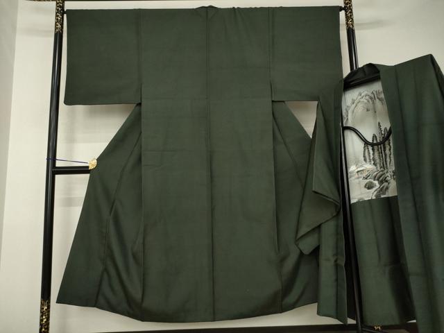 ■■■　サイズ　■■■ 【着物】 身丈 144cm（肩から） 裄丈 66cm 袖丈 49cm　縫込み 5cm 袖幅 34cm 前幅 22cm 後幅 29cm 着物縫いこみ 内揚げ 5cm 裄 お袖側 約1.5cm　身頃側 約2cm 【羽織】 身丈 94cm（肩から） 裄丈 67cm 袖丈 50cm　縫込み 5cm 袖幅 34cm 前幅 18cm 後幅 30cm 裄 お袖側 約1.5cm　身頃側 約2cm ■■■　商品詳細　■■■ 【正絹】 着物の状態は接写画像のように右袖前に薄い汚れがございますが その他特に目立ったシミ汚れなどもなく大変良い状態です。 羽織の状態は接写画像のように両袖・羽裏に薄い汚れがございますが その他特に目立ったシミ汚れなどもなく大変良い状態です。 大変上質な逸品になります。 お安く出品致しますので、是非この機会にいかがでしょうか？ ■■■　注意事項　■■■ ■モニター発色の具合により色合いが異なる場合がございます。 ■寸法は多少の誤差が生じる場合がございますのでご了承ください。 ■縫込みの長さが左右非対称の場合は短い部分を記載しております。 左右非対称であってもご返品・お値引き等の保証は出来かねますので、ご了承の上ご購入をお願い致します。 ■シミ等のチェックには注意を払っておりますが、見落としがある場合もございますし、個人の見解も様々ですので神経質な方のご購入はお控えください。 ■箪笥に入っておりました着物や帯なので畳みシワや匂いがあるものもございます。 ■お休みは基本的に土日祝となりますが、その他臨時でお休みする場合がございますのでご了承ください。 ■商品の発送は平日のみの発送となります。 ■夜間と土曜、日曜日はお問い合わせの回答が遅れる場合がございます。 ■当店では、お直し、紋入れ、お手入れ等は承っておりません。 ■生地の状態（ヤケ、経年劣化等）によってはサイズ直しが出来ない場合がございます。 その点もどうかご了承のうえ、ご購入をお願いいたします。 ■弊社で取り扱う商品は一点ものにつき、時期や在庫状況に応じて金額が変更となる場合がございます。 ■検針は行っておりません。予めご了承いただきますようお願いいたします。 ■【洗える着物】と記載のある商品におきましては、商品お届け後に洗濯を行ってしまってからのご返品にはご対応しかねます。 念の為、専門店でのお手入れをお願いいたします。 ■写真に写っている物が全てになります。それ以外の付属品はございませんのでご了承ください。 ■状態に関する写真につきましては、掲載可能な写真枚数に限りがあるため、各箇所につき1枚参考画像を掲載しております。 ■着物のサイズ目安は下記を参考ください↓ ＜女性着物＞　お端折り次第で＋5cm　－1cmが着用可能サイズ 　例）身丈170cmの場合、身長160cm～175cm ＜男性着物＞　身丈＋約25cm～27cm程が適応身長 　例）身丈155cmの場合、身長180～182cm