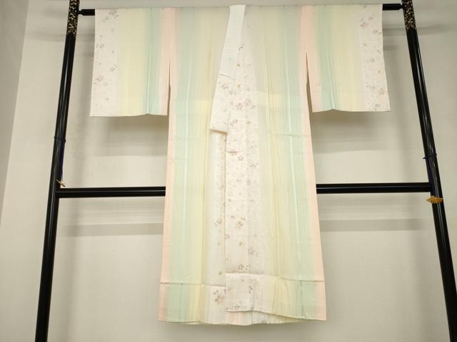■■■　サイズ　■■■ 身丈 123cm（肩から） 裄丈 63cm 袖丈 48cm　縫込み 7cm 袖幅 31cm 前幅 27cm 後幅 30cm 着物縫いこみ 内揚げ 6cm 裄 お袖側 約4cm　身頃側 約1cm ■■■　商品詳細　■■■ 【正絹】 状態は特に目立ったシミ汚れなどもなく大変良い状態です。 大変上質な逸品になります。 お安く出品致しますので、是非この機会にいかがでしょうか？ ■■■　注意事項　■■■ ■モニター発色の具合により色合いが異なる場合がございます。 ■寸法は多少の誤差が生じる場合がございますのでご了承ください。 ■縫込みの長さが左右非対称の場合は短い部分を記載しております。 左右非対称であってもご返品・お値引き等の保証は出来かねますので、ご了承の上ご購入をお願い致します。 ■シミ等のチェックには注意を払っておりますが、見落としがある場合もございますし、個人の見解も様々ですので神経質な方のご購入はお控えください。 ■箪笥に入っておりました着物や帯なので畳みシワや匂いがあるものもございます。 ■お休みは基本的に土日祝となりますが、その他臨時でお休みする場合がございますのでご了承ください。 ■商品の発送は平日のみの発送となります。 ■夜間と土曜、日曜日はお問い合わせの回答が遅れる場合がございます。 ■当店では、お直し、紋入れ、お手入れ等は承っておりません。 ■生地の状態（ヤケ、経年劣化等）によってはサイズ直しが出来ない場合がございます。 その点もどうかご了承のうえ、ご購入をお願いいたします。 ■弊社で取り扱う商品は一点ものにつき、時期や在庫状況に応じて金額が変更となる場合がございます。 ■検針は行っておりません。予めご了承いただきますようお願いいたします。 ■【洗える着物】と記載のある商品におきましては、商品お届け後に洗濯を行ってしまってからのご返品にはご対応しかねます。 念の為、専門店でのお手入れをお願いいたします。 ■写真に写っている物が全てになります。それ以外の付属品はございませんのでご了承ください。 ■状態に関する写真につきましては、掲載可能な写真枚数に限りがあるため、各箇所につき1枚参考画像を掲載しております。 ■着物のサイズ目安は下記を参考ください↓ ＜女性着物＞　お端折り次第で＋5cm　－1cmが着用可能サイズ 　例）身丈170cmの場合、身長160cm～175cm ＜男性着物＞　身丈＋約25cm～27cm程が適応身長 　例）身丈155cmの場合、身長180～182cm