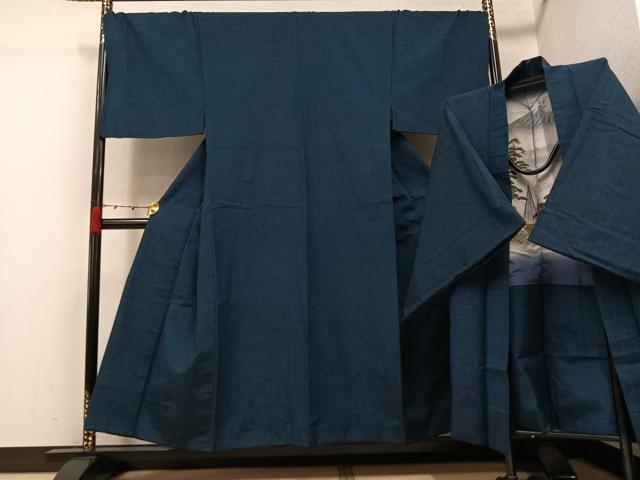 ■■■　サイズ　■■■ 【着物】 身丈 151cm（肩から） 裄丈 71cm 袖丈 48.5cm　縫込み 3cm 袖幅 35.5cm 前幅 26cm 後幅 32.5cm 着物縫いこみ 内揚げ 2cm 裄 お袖側 約0cm　身頃側 約0cm 【羽織】 身丈 96.5cm（肩から） 裄丈 73.5cm 袖丈 47cm　縫込み 0cm 袖幅 37cm 前幅 22cm 後幅 33cm 裄 お袖側 約1cm　身頃側 約0cm ■■■　商品詳細　■■■ 【正絹】 状態は特に目立ったシミ汚れなどもなく大変良い状態です。 大変上質な逸品になります。 お安く出品致しますので、是非この機会にいかがでしょうか？ ■■■　注意事項　■■■ ■モニター発色の具合により色合いが異なる場合がございます。 ■寸法は多少の誤差が生じる場合がございますのでご了承ください。 ■縫込みの長さが左右非対称の場合は短い部分を記載しております。 左右非対称であってもご返品・お値引き等の保証は出来かねますので、ご了承の上ご購入をお願い致します。 ■シミ等のチェックには注意を払っておりますが、見落としがある場合もございますし、個人の見解も様々ですので神経質な方のご購入はお控えください。 ■箪笥に入っておりました着物や帯なので畳みシワや匂いがあるものもございます。 ■お休みは基本的に土日祝となりますが、その他臨時でお休みする場合がございますのでご了承ください。 ■商品の発送は平日のみの発送となります。 ■夜間と土曜、日曜日はお問い合わせの回答が遅れる場合がございます。 ■当店では、お直し、紋入れ、お手入れ等は承っておりません。 ■生地の状態（ヤケ、経年劣化等）によってはサイズ直しが出来ない場合がございます。 その点もどうかご了承のうえ、ご購入をお願いいたします。 ■弊社で取り扱う商品は一点ものにつき、時期や在庫状況に応じて金額が変更となる場合がございます。 ■検針は行っておりません。予めご了承いただきますようお願いいたします。 ■【洗える着物】と記載のある商品におきましては、商品お届け後に洗濯を行ってしまってからのご返品にはご対応しかねます。 念の為、専門店でのお手入れをお願いいたします。 ■写真に写っている物が全てになります。それ以外の付属品はございませんのでご了承ください。 ■状態に関する写真につきましては、掲載可能な写真枚数に限りがあるため、各箇所につき1枚参考画像を掲載しております。 ■着物のサイズ目安は下記を参考ください↓ ＜女性着物＞　お端折り次第で＋5cm　－1cmが着用可能サイズ 　例）身丈170cmの場合、身長160cm～175cm ＜男性着物＞　身丈＋約25cm～27cm程が適応身長 　例）身丈155cmの場合、身長180～182cm