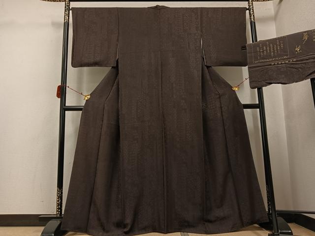 平和屋の平和屋着物●上質な色無地　幻の染織　花鳥地紋　海松茶色　夢紫美術館謹製　反端付き　正絹　逸品　AABJ3881ph｜アングル2