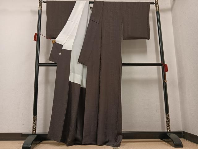平和屋の平和屋着物●上質な色無地　幻の染織　花鳥地紋　海松茶色　夢紫美術館謹製　反端付き　正絹　逸品　AABJ3881ph｜アングル3