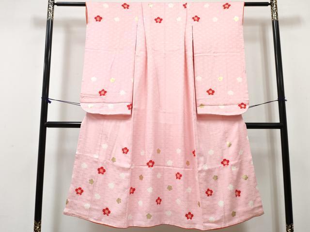 ■■■　サイズ　■■■ 【祝着】 身丈 135.5cm（肩から） 裄丈 49.5cm（肩上げ　5.5cm） 袖丈 73cm　縫込み 6.5cm 袖幅 32cm 前幅 21cm 後幅 27cm 着物縫いこみ 内揚げ 3cm （腰上げ　0cm） 裄 お袖側 約3cm　身頃側 約6cm ■■■　商品詳細　■■■ 着物【正絹・比翼仕立て】の 状態は接写画像のように上前おくみ・左袖後に薄い汚れがございますがその他特に目立ったシミ汚れなどもなく大変良い状態です。 大変上質な逸品になります。 お安く出品致しますので、是非この機会にいかがでしょうか？ ■■■　注意事項　■■■ ■モニター発色の具合により色合いが異なる場合がございます。 ■寸法は多少の誤差が生じる場合がございますのでご了承ください。 ■縫込みの長さが左右非対称の場合は短い部分を記載しております。 左右非対称であってもご返品・お値引き等の保証は出来かねますので、ご了承の上ご購入をお願い致します。 ■シミ等のチェックには注意を払っておりますが、見落としがある場合もございますし、個人の見解も様々ですので神経質な方のご購入はお控えください。 ■箪笥に入っておりました着物や帯なので畳みシワや匂いがあるものもございます。 ■お休みは基本的に土日祝となりますが、その他臨時でお休みする場合がございますのでご了承ください。 ■商品の発送は平日のみの発送となります。 ■夜間と土曜、日曜日はお問い合わせの回答が遅れる場合がございます。 ■当店では、お直し、紋入れ、お手入れ等は承っておりません。 ■生地の状態（ヤケ、経年劣化等）によってはサイズ直しが出来ない場合がございます。 その点もどうかご了承のうえ、ご購入をお願いいたします。 ■弊社で取り扱う商品は一点ものにつき、時期や在庫状況に応じて金額が変更となる場合がございます。 ■検針は行っておりません。予めご了承いただきますようお願いいたします。 ■【洗える着物】と記載のある商品におきましては、商品お届け後に洗濯を行ってしまってからのご返品にはご対応しかねます。 念の為、専門店でのお手入れをお願いいたします。 ■写真に写っている物が全てになります。それ以外の付属品はございませんのでご了承ください。 ■状態に関する写真につきましては、掲載可能な写真枚数に限りがあるため、各箇所につき1枚参考画像を掲載しております。 ■着物のサイズ目安は下記を参考ください↓ ＜女性着物＞　お端折り次第で＋5cm　－1cmが着用可能サイズ 　例）身丈170cmの場合、身長160cm～175cm ＜男性着物＞　身丈＋約25cm～27cm程が適応身長 　例）身丈155cmの場合、身長180～182cm