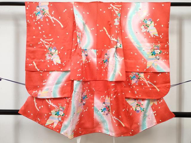 ■■■　サイズ　■■■ 【祝着】 身丈 90cm（肩から） 裄丈 49.5cm（肩上げ　7cm） 袖丈 65cm　縫込み 3cm 袖幅 33.5cm 前幅 20cm 後幅 28.5cm 着物縫いこみ 内揚げ 10.5cm （腰上げ　15cm） 裄 お袖側 約1.5cm　身頃側 約2cm ※両袖が約7.5cm上がっております。 ■■■　商品詳細　■■■ 着物【正絹】の 状態は接写画像のように右袖後に薄い汚れがございますがその他特に目立ったシミ汚れなどもなく大変良い状態です。 大変上質な逸品になります。 お安く出品致しますので、是非この機会にいかがでしょうか？ ■■■　注意事項　■■■ ■モニター発色の具合により色合いが異なる場合がございます。 ■寸法は多少の誤差が生じる場合がございますのでご了承ください。 ■縫込みの長さが左右非対称の場合は短い部分を記載しております。 左右非対称であってもご返品・お値引き等の保証は出来かねますので、ご了承の上ご購入をお願い致します。 ■シミ等のチェックには注意を払っておりますが、見落としがある場合もございますし、個人の見解も様々ですので神経質な方のご購入はお控えください。 ■箪笥に入っておりました着物や帯なので畳みシワや匂いがあるものもございます。 ■お休みは基本的に土日祝となりますが、その他臨時でお休みする場合がございますのでご了承ください。 ■商品の発送は平日のみの発送となります。 ■夜間と土曜、日曜日はお問い合わせの回答が遅れる場合がございます。 ■当店では、お直し、紋入れ、お手入れ等は承っておりません。 ■生地の状態（ヤケ、経年劣化等）によってはサイズ直しが出来ない場合がございます。 その点もどうかご了承のうえ、ご購入をお願いいたします。 ■弊社で取り扱う商品は一点ものにつき、時期や在庫状況に応じて金額が変更となる場合がございます。 ■検針は行っておりません。予めご了承いただきますようお願いいたします。 ■【洗える着物】と記載のある商品におきましては、商品お届け後に洗濯を行ってしまってからのご返品にはご対応しかねます。 念の為、専門店でのお手入れをお願いいたします。 ■写真に写っている物が全てになります。それ以外の付属品はございませんのでご了承ください。 ■状態に関する写真につきましては、掲載可能な写真枚数に限りがあるため、各箇所につき1枚参考画像を掲載しております。 ■着物のサイズ目安は下記を参考ください↓ ＜女性着物＞　お端折り次第で＋5cm　－1cmが着用可能サイズ 　例）身丈170cmの場合、身長160cm～175cm ＜男性着物＞　身丈＋約25cm～27cm程が適応身長 　例）身丈155cmの場合、身長180～182cm