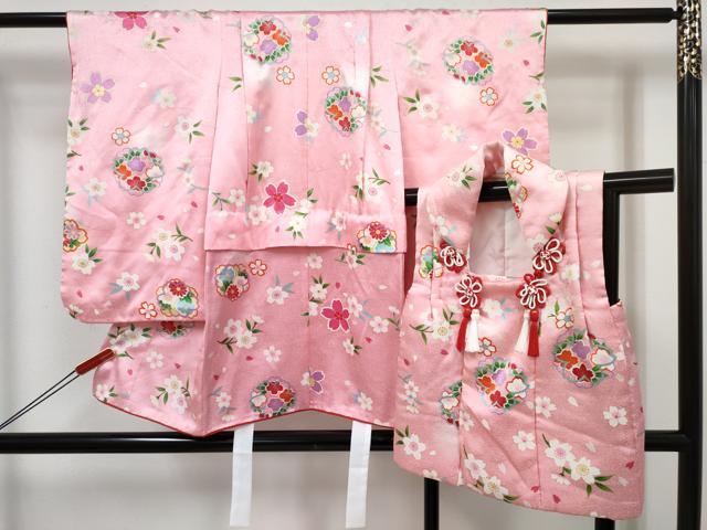 ■■■　サイズ　■■■ 【祝着】 身丈 77cm（肩から） 裄丈 43.5cm（肩上げ　2.5cm） 袖丈 56cm　縫込み 2.5cm 袖幅 27cm 前幅 15.5cm 後幅 21cm 着物縫いこみ 内揚げ 0cm （腰上げ　6cm） 裄 お袖側 約1cm　身頃側 約0cm 【被布】 身丈 48cm（肩から） 裄丈 12.5cm（肩上げ　1.5cm） ■■■　商品詳細　■■■ 着物【正絹・重ね衿：取り外し可能】の 状態は特に目立ったシミ汚れなどもなく大変良い状態です。 被布【正絹】の 状態は接写画像のようにホック部分に劣化がございますがその他表地は特に目立ったシミ汚れなどもなく大変良い状態です。 気にならない方であればそのままお召しになれるかと思います。 大変上質な逸品になります。 お安く出品致しますので、是非この機会にいかがでしょうか？ ※着物衿裏にペン書きがございます。 ■■■　注意事項　■■■ ■モニター発色の具合により色合いが異なる場合がございます。 ■寸法は多少の誤差が生じる場合がございますのでご了承ください。 ■縫込みの長さが左右非対称の場合は短い部分を記載しております。 左右非対称であってもご返品・お値引き等の保証は出来かねますので、ご了承の上ご購入をお願い致します。 ■シミ等のチェックには注意を払っておりますが、見落としがある場合もございますし、個人の見解も様々ですので神経質な方のご購入はお控えください。 ■箪笥に入っておりました着物や帯なので畳みシワや匂いがあるものもございます。 ■お休みは基本的に土日祝となりますが、その他臨時でお休みする場合がございますのでご了承ください。 ■商品の発送は平日のみの発送となります。 ■夜間と土曜、日曜日はお問い合わせの回答が遅れる場合がございます。 ■当店では、お直し、紋入れ、お手入れ等は承っておりません。 ■生地の状態（ヤケ、経年劣化等）によってはサイズ直しが出来ない場合がございます。 その点もどうかご了承のうえ、ご購入をお願いいたします。 ■弊社で取り扱う商品は一点ものにつき、時期や在庫状況に応じて金額が変更となる場合がございます。 ■検針は行っておりません。予めご了承いただきますようお願いいたします。 ■【洗える着物】と記載のある商品におきましては、商品お届け後に洗濯を行ってしまってからのご返品にはご対応しかねます。 念の為、専門店でのお手入れをお願いいたします。 ■写真に写っている物が全てになります。それ以外の付属品はございませんのでご了承ください。 ■状態に関する写真につきましては、掲載可能な写真枚数に限りがあるため、各箇所につき1枚参考画像を掲載しております。 ■着物のサイズ目安は下記を参考ください↓ ＜女性着物＞　お端折り次第で＋5cm　－1cmが着用可能サイズ 　例）身丈170cmの場合、身長160cm～175cm ＜男性着物＞　身丈＋約25cm～27cm程が適応身長 　例）身丈155cmの場合、身長180～182cm