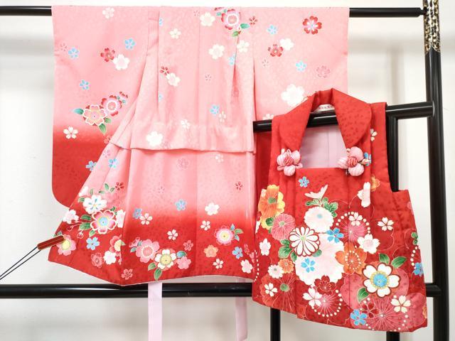 ■■■　サイズ　■■■ 【祝着】 身丈 77cm（肩から） 裄丈 40.5cm（肩上げ　3cm） 袖丈 56.5cm　縫込み 1.5cm 袖幅 26cm 前幅 15cm 後幅 20cm 着物縫いこみ 内揚げ 0cm （腰上げ　6.5cm） 裄 お袖側 約1cm　身頃側 約1cm 【被布】 身丈 49cm（肩から） 裄丈 13.5cm（肩上げ　2cm） ■■■　商品詳細　■■■ 着物【化繊・重ね衿：取り外し可能】の 状態は特に目立ったシミ汚れなどもなく大変良い状態です。 被布【化繊】の 状態は接写画像のようにホック部分に劣化がございますがその他表地は特に目立ったシミ汚れなどもなく大変良い状態です。 気にならない方であればそのままお召しになれるかと思います。 お安く出品致しますので、是非この機会にいかがでしょうか？ ※ご自身で洗濯された場合の保証はできかねます。専門店にご相談ください。 ■■■　注意事項　■■■ ■モニター発色の具合により色合いが異なる場合がございます。 ■寸法は多少の誤差が生じる場合がございますのでご了承ください。 ■縫込みの長さが左右非対称の場合は短い部分を記載しております。 左右非対称であってもご返品・お値引き等の保証は出来かねますので、ご了承の上ご購入をお願い致します。 ■シミ等のチェックには注意を払っておりますが、見落としがある場合もございますし、個人の見解も様々ですので神経質な方のご購入はお控えください。 ■箪笥に入っておりました着物や帯なので畳みシワや匂いがあるものもございます。 ■お休みは基本的に土日祝となりますが、その他臨時でお休みする場合がございますのでご了承ください。 ■商品の発送は平日のみの発送となります。 ■夜間と土曜、日曜日はお問い合わせの回答が遅れる場合がございます。 ■当店では、お直し、紋入れ、お手入れ等は承っておりません。 ■生地の状態（ヤケ、経年劣化等）によってはサイズ直しが出来ない場合がございます。 その点もどうかご了承のうえ、ご購入をお願いいたします。 ■弊社で取り扱う商品は一点ものにつき、時期や在庫状況に応じて金額が変更となる場合がございます。 ■検針は行っておりません。予めご了承いただきますようお願いいたします。 ■【洗える着物】と記載のある商品におきましては、商品お届け後に洗濯を行ってしまってからのご返品にはご対応しかねます。 念の為、専門店でのお手入れをお願いいたします。 ■写真に写っている物が全てになります。それ以外の付属品はございませんのでご了承ください。 ■状態に関する写真につきましては、掲載可能な写真枚数に限りがあるため、各箇所につき1枚参考画像を掲載しております。 ■着物のサイズ目安は下記を参考ください↓ ＜女性着物＞　お端折り次第で＋5cm　－1cmが着用可能サイズ 　例）身丈170cmの場合、身長160cm～175cm ＜男性着物＞　身丈＋約25cm～27cm程が適応身長 　例）身丈155cmの場合、身長180～182cm