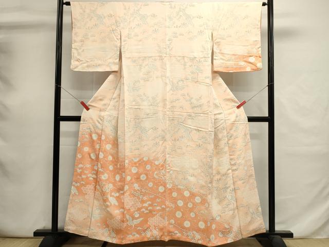 ■■■　サイズ　■■■ 身丈 158cm（肩から） 裄丈 63cm 袖丈 48cm　縫込み 4cm 袖幅 32cm 前幅 25cm 後幅 29.5cm 着物縫いこみ 内揚げ 5.5cm 裄 お袖側 約3cm　身頃側 約4.5cm ■■■　商品詳細　■■■ 【正絹】 状態は画像を添付しておりますので、そちらをご確認下さいますよう宜しくお願い致します。 大変上質な逸品になります。 お安く出品致しますので、是非この機会にいかがでしょうか？ ■■■　注意事項　■■■ ■モニター発色の具合により色合いが異なる場合がございます。 ■寸法は多少の誤差が生じる場合がございますのでご了承ください。 ■縫込みの長さが左右非対称の場合は短い部分を記載しております。 左右非対称であってもご返品・お値引き等の保証は出来かねますので、ご了承の上ご購入をお願い致します。 ■シミ等のチェックには注意を払っておりますが、見落としがある場合もございますし、個人の見解も様々ですので神経質な方のご購入はお控えください。 ■箪笥に入っておりました着物や帯なので畳みシワや匂いがあるものもございます。 ■お休みは基本的に土日祝となりますが、その他臨時でお休みする場合がございますのでご了承ください。 ■商品の発送は平日のみの発送となります。 ■夜間と土曜、日曜日はお問い合わせの回答が遅れる場合がございます。 ■当店では、お直し、紋入れ、お手入れ等は承っておりません。 ■生地の状態（ヤケ、経年劣化等）によってはサイズ直しが出来ない場合がございます。 その点もどうかご了承のうえ、ご購入をお願いいたします。 ■弊社で取り扱う商品は一点ものにつき、時期や在庫状況に応じて金額が変更となる場合がございます。 ■検針は行っておりません。予めご了承いただきますようお願いいたします。 ■【洗える着物】と記載のある商品におきましては、商品お届け後に洗濯を行ってしまってからのご返品にはご対応しかねます。 念の為、専門店でのお手入れをお願いいたします。 ■写真に写っている物が全てになります。それ以外の付属品はございませんのでご了承ください。 ■状態に関する写真につきましては、掲載可能な写真枚数に限りがあるため、各箇所につき1枚参考画像を掲載しております。 ■着物のサイズ目安は下記を参考ください↓ ＜女性着物＞　お端折り次第で＋5cm　－1cmが着用可能サイズ 　例）身丈170cmの場合、身長160cm～175cm ＜男性着物＞　身丈＋約25cm～27cm程が適応身長 　例）身丈155cmの場合、身長180～182cm
