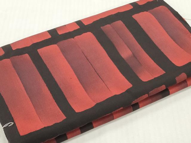 ■■■　サイズ　■■■ 長さ 　着尺分あり 幅 　　約37.5cm ■■■　商品詳細　■■■ 【正絹】 状態は接写画像のように表地所々・裏面所々に薄い汚れがございます。 大変上質な逸品になります。 お安く出品致しますので、是非この機会にいかがでしょうか？ ■■■　注意事項　■■■ ■モニター発色の具合により色合いが異なる場合がございます。 ■寸法は多少の誤差が生じる場合がございますのでご了承ください。 ■縫込みの長さが左右非対称の場合は短い部分を記載しております。 左右非対称であってもご返品・お値引き等の保証は出来かねますので、ご了承の上ご購入をお願い致します。 ■シミ等のチェックには注意を払っておりますが、見落としがある場合もございますし、個人の見解も様々ですので神経質な方のご購入はお控えください。 ■箪笥に入っておりました着物や帯なので畳みシワや匂いがあるものもございます。 ■お休みは基本的に土日祝となりますが、その他臨時でお休みする場合がございますのでご了承ください。 ■商品の発送は平日のみの発送となります。 ■夜間と土曜、日曜日はお問い合わせの回答が遅れる場合がございます。 ■当店では、お直し、紋入れ、お手入れ等は承っておりません。 ■生地の状態（ヤケ、経年劣化等）によってはサイズ直しが出来ない場合がございます。 その点もどうかご了承のうえ、ご購入をお願いいたします。 ■弊社で取り扱う商品は一点ものにつき、時期や在庫状況に応じて金額が変更となる場合がございます。 ■検針は行っておりません。予めご了承いただきますようお願いいたします。 ■【洗える着物】と記載のある商品におきましては、商品お届け後に洗濯を行ってしまってからのご返品にはご対応しかねます。 念の為、専門店でのお手入れをお願いいたします。 ■写真に写っている物が全てになります。それ以外の付属品はございませんのでご了承ください。 ■状態に関する写真につきましては、掲載可能な写真枚数に限りがあるため、各箇所につき1枚参考画像を掲載しております。 ■着物のサイズ目安は下記を参考ください↓ ＜女性着物＞　お端折り次第で＋5cm　－1cmが着用可能サイズ 　例）身丈170cmの場合、身長160cm～175cm ＜男性着物＞　身丈＋約25cm～27cm程が適応身長 　例）身丈155cmの場合、身長180～182cm