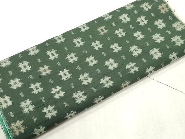 ■■■　サイズ　■■■ 長さ　　着尺分あり 幅　　　約36.5cm ■■■　商品詳細　■■■ 【正絹・未使用】 状態は特に目立ったシミ汚れなどもなく大変良い状態です。 大変上質な逸品になります。 お安く出品致しますので、是非この機会にいかがでしょうか？ ■■■　注意事項　■■■ ■モニター発色の具合により色合いが異なる場合がございます。 ■寸法は多少の誤差が生じる場合がございますのでご了承ください。 ■縫込みの長さが左右非対称の場合は短い部分を記載しております。 左右非対称であってもご返品・お値引き等の保証は出来かねますので、ご了承の上ご購入をお願い致します。 ■シミ等のチェックには注意を払っておりますが、見落としがある場合もございますし、個人の見解も様々ですので神経質な方のご購入はお控えください。 ■箪笥に入っておりました着物や帯なので畳みシワや匂いがあるものもございます。 ■お休みは基本的に土日祝となりますが、その他臨時でお休みする場合がございますのでご了承ください。 ■商品の発送は平日のみの発送となります。 ■夜間と土曜、日曜日はお問い合わせの回答が遅れる場合がございます。 ■当店では、お直し、紋入れ、お手入れ等は承っておりません。 ■生地の状態（ヤケ、経年劣化等）によってはサイズ直しが出来ない場合がございます。 その点もどうかご了承のうえ、ご購入をお願いいたします。 ■弊社で取り扱う商品は一点ものにつき、時期や在庫状況に応じて金額が変更となる場合がございます。 ■検針は行っておりません。予めご了承いただきますようお願いいたします。 ■【洗える着物】と記載のある商品におきましては、商品お届け後に洗濯を行ってしまってからのご返品にはご対応しかねます。 念の為、専門店でのお手入れをお願いいたします。 ■写真に写っている物が全てになります。それ以外の付属品はございませんのでご了承ください。 ■状態に関する写真につきましては、掲載可能な写真枚数に限りがあるため、各箇所につき1枚参考画像を掲載しております。 ■着物のサイズ目安は下記を参考ください↓ ＜女性着物＞　お端折り次第で＋5cm　－1cmが着用可能サイズ 　例）身丈170cmの場合、身長160cm～175cm ＜男性着物＞　身丈＋約25cm～27cm程が適応身長 　例）身丈155cmの場合、身長180～182cm