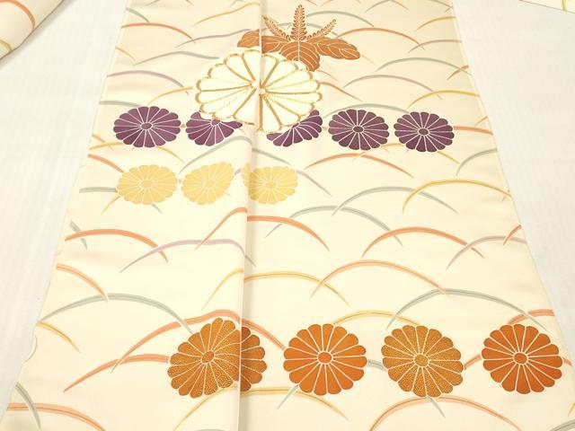 ■■■　サイズ　■■■ 長さ　　着尺分あり 幅　　　約36cm ■■■　商品詳細　■■■ 【正絹・未使用】 状態は接写画像のように表地所々・裏面所々に薄い汚れがございます。 大変上質な逸品になります。 お安く出品致しますので、是非この機会にいかがでしょうか？ ■■■　注意事項　■■■ ■モニター発色の具合により色合いが異なる場合がございます。 ■寸法は多少の誤差が生じる場合がございますのでご了承ください。 ■縫込みの長さが左右非対称の場合は短い部分を記載しております。 左右非対称であってもご返品・お値引き等の保証は出来かねますので、ご了承の上ご購入をお願い致します。 ■シミ等のチェックには注意を払っておりますが、見落としがある場合もございますし、個人の見解も様々ですので神経質な方のご購入はお控えください。 ■箪笥に入っておりました着物や帯なので畳みシワや匂いがあるものもございます。 ■お休みは基本的に土日祝となりますが、その他臨時でお休みする場合がございますのでご了承ください。 ■商品の発送は平日のみの発送となります。 ■夜間と土曜、日曜日はお問い合わせの回答が遅れる場合がございます。 ■当店では、お直し、紋入れ、お手入れ等は承っておりません。 ■生地の状態（ヤケ、経年劣化等）によってはサイズ直しが出来ない場合がございます。 その点もどうかご了承のうえ、ご購入をお願いいたします。 ■弊社で取り扱う商品は一点ものにつき、時期や在庫状況に応じて金額が変更となる場合がございます。 ■検針は行っておりません。予めご了承いただきますようお願いいたします。 ■【洗える着物】と記載のある商品におきましては、商品お届け後に洗濯を行ってしまってからのご返品にはご対応しかねます。 念の為、専門店でのお手入れをお願いいたします。 ■写真に写っている物が全てになります。それ以外の付属品はございませんのでご了承ください。 ■状態に関する写真につきましては、掲載可能な写真枚数に限りがあるため、各箇所につき1枚参考画像を掲載しております。 ■着物のサイズ目安は下記を参考ください↓ ＜女性着物＞　お端折り次第で＋5cm　－1cmが着用可能サイズ 　例）身丈170cmの場合、身長160cm～175cm ＜男性着物＞　身丈＋約25cm～27cm程が適応身長 　例）身丈155cmの場合、身長180～182cm
