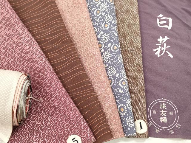 ■■■　サイズ　■■■ 幅　　　約34.5cm ■■■　商品詳細　■■■ 【正絹・未使用】 状態は接写画像のように表地所々・裏面所々に薄い汚れがございます。 大変上質な逸品になります。 お安く出品致しますので、是非この機会にいかがでしょうか？ ※ハギレ・リメイク生地としてお使いください。 ※反端にペン書き、薄い汚れがございます。 ■■■　注意事項　■■■ ■モニター発色の具合により色合いが異なる場合がございます。 ■寸法は多少の誤差が生じる場合がございますのでご了承ください。 ■縫込みの長さが左右非対称の場合は短い部分を記載しております。 左右非対称であってもご返品・お値引き等の保証は出来かねますので、ご了承の上ご購入をお願い致します。 ■シミ等のチェックには注意を払っておりますが、見落としがある場合もございますし、個人の見解も様々ですので神経質な方のご購入はお控えください。 ■箪笥に入っておりました着物や帯なので畳みシワや匂いがあるものもございます。 ■お休みは基本的に土日祝となりますが、その他臨時でお休みする場合がございますのでご了承ください。 ■商品の発送は平日のみの発送となります。 ■夜間と土曜、日曜日はお問い合わせの回答が遅れる場合がございます。 ■当店では、お直し、紋入れ、お手入れ等は承っておりません。 ■生地の状態（ヤケ、経年劣化等）によってはサイズ直しが出来ない場合がございます。 その点もどうかご了承のうえ、ご購入をお願いいたします。 ■弊社で取り扱う商品は一点ものにつき、時期や在庫状況に応じて金額が変更となる場合がございます。 ■検針は行っておりません。予めご了承いただきますようお願いいたします。 ■【洗える着物】と記載のある商品におきましては、商品お届け後に洗濯を行ってしまってからのご返品にはご対応しかねます。 念の為、専門店でのお手入れをお願いいたします。 ■写真に写っている物が全てになります。それ以外の付属品はございませんのでご了承ください。 ■状態に関する写真につきましては、掲載可能な写真枚数に限りがあるため、各箇所につき1枚参考画像を掲載しております。 ■着物のサイズ目安は下記を参考ください↓ ＜女性着物＞　お端折り次第で＋5cm　－1cmが着用可能サイズ 　例）身丈170cmの場合、身長160cm～175cm ＜男性着物＞　身丈＋約25cm～27cm程が適応身長 　例）身丈155cmの場合、身長180～182cm