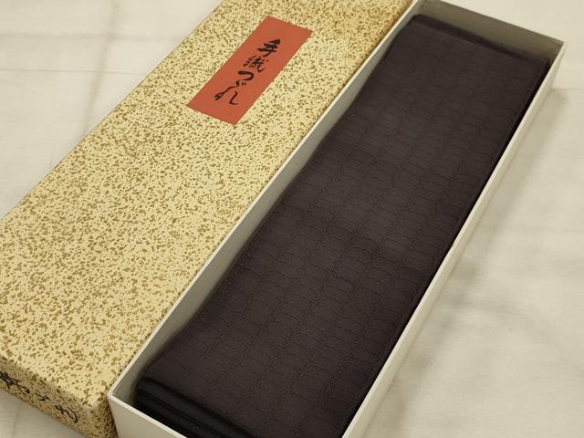 ■■■　サイズ　■■■ 長さ 434cm 幅 10cm程 ■■■　商品詳細　■■■ 【正絹】 状態は1.2回程しか締めておらず 特に目立ったシミ汚れなどもなく大変良い状態です。 大変上質な逸品になります。 お安く出品致しますので、是非この機会にいかがでしょうか？ ■■■　注意事項　■■■ ■モニター発色の具合により色合いが異なる場合がございます。 ■寸法は多少の誤差が生じる場合がございますのでご了承ください。 ■縫込みの長さが左右非対称の場合は短い部分を記載しております。 左右非対称であってもご返品・お値引き等の保証は出来かねますので、ご了承の上ご購入をお願い致します。 ■シミ等のチェックには注意を払っておりますが、見落としがある場合もございますし、個人の見解も様々ですので神経質な方のご購入はお控えください。 ■箪笥に入っておりました着物や帯なので畳みシワや匂いがあるものもございます。 ■お休みは基本的に土日祝となりますが、その他臨時でお休みする場合がございますのでご了承ください。 ■商品の発送は平日のみの発送となります。 ■夜間と土曜、日曜日はお問い合わせの回答が遅れる場合がございます。 ■当店では、お直し、紋入れ、お手入れ等は承っておりません。 ■生地の状態（ヤケ、経年劣化等）によってはサイズ直しが出来ない場合がございます。 その点もどうかご了承のうえ、ご購入をお願いいたします。 ■弊社で取り扱う商品は一点ものにつき、時期や在庫状況に応じて金額が変更となる場合がございます。 ■検針は行っておりません。予めご了承いただきますようお願いいたします。 ■【洗える着物】と記載のある商品におきましては、商品お届け後に洗濯を行ってしまってからのご返品にはご対応しかねます。 念の為、専門店でのお手入れをお願いいたします。 ■写真に写っている物が全てになります。それ以外の付属品はございませんのでご了承ください。 ■状態に関する写真につきましては、掲載可能な写真枚数に限りがあるため、各箇所につき1枚参考画像を掲載しております。 ■着物のサイズ目安は下記を参考ください↓ ＜女性着物＞　お端折り次第で＋5cm　－1cmが着用可能サイズ 　例）身丈170cmの場合、身長160cm～175cm ＜男性着物＞　身丈＋約25cm～27cm程が適応身長 　例）身丈155cmの場合、身長180～182cm