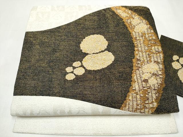 ■■■　サイズ　■■■ 長さ 366cm 幅 30.5cm程 ■■■　商品詳細　■■■ 【正絹】 状態は締めてはおりますが 特に目立ったシミ汚れなどもなく大変良い状態です。 誉田屋源兵衛は京都室町で創業280年を迎える「帯の製造販売」の老舗です。 素材選びから織り、染色まで、世界屈指の技術力を持つ誉田屋源兵衛だからこそ、 伝えられる織と染がここにあります。 着物愛好家からも絶大な信頼と高い評価を得ています。 現在は十代目である山口源兵衛が、代々受け継がれてきた技術とともに、 「革新」の精神をもって、着物業界に次々と作品を発表しています。 じっくりと緻密な織や意匠を眺めると、 280年続く伝統と帯作りに対する真摯な姿勢と熱意が伝わってきます。 今にも動き出しそうな躍動感あふれる表情が生き生きとして美しいです。 【山口源兵衛 略歴】 帯問屋「誉田屋源兵衛」代表取締役。 1980年　山口源兵衛十代目襲名。 2002年　日経優秀賞、2003年日本文化デザイン大賞受賞。 2006年　コシノヒロコ、隈研吾とのアートコラボレーション 「襲(かさね)展」開催。 大変上質な逸品になります。 お安く出品致しますので、是非この機会にいかがでしょうか？ ■■■　注意事項　■■■ ■モニター発色の具合により色合いが異なる場合がございます。 ■寸法は多少の誤差が生じる場合がございますのでご了承ください。 ■縫込みの長さが左右非対称の場合は短い部分を記載しております。 左右非対称であってもご返品・お値引き等の保証は出来かねますので、ご了承の上ご購入をお願い致します。 ■シミ等のチェックには注意を払っておりますが、見落としがある場合もございますし、個人の見解も様々ですので神経質な方のご購入はお控えください。 ■箪笥に入っておりました着物や帯なので畳みシワや匂いがあるものもございます。 ■お休みは基本的に土日祝となりますが、その他臨時でお休みする場合がございますのでご了承ください。 ■商品の発送は平日のみの発送となります。 ■夜間と土曜、日曜日はお問い合わせの回答が遅れる場合がございます。 ■当店では、お直し、紋入れ、お手入れ等は承っておりません。 ■生地の状態（ヤケ、経年劣化等）によってはサイズ直しが出来ない場合がございます。 その点もどうかご了承のうえ、ご購入をお願いいたします。 ■弊社で取り扱う商品は一点ものにつき、時期や在庫状況に応じて金額が変更となる場合がございます。 ■検針は行っておりません。予めご了承いただきますようお願いいたします。 ■【洗える着物】と記載のある商品におきましては、商品お届け後に洗濯を行ってしまってからのご返品にはご対応しかねます。 念の為、専門店でのお手入れをお願いいたします。 ■写真に写っている物が全てになります。それ以外の付属品はございませんのでご了承ください。 ■状態に関する写真につきましては、掲載可能な写真枚数に限りがあるため、各箇所につき1枚参考画像を掲載しております。 ■着物のサイズ目安は下記を参考ください↓ ＜女性着物＞　お端折り次第で＋5cm　－1cmが着用可能サイズ 　例）身丈170cmの場合、身長160cm～175cm ＜男性着物＞　身丈＋約25cm～27cm程が適応身長 　例）身丈155cmの場合、身長180～182cm