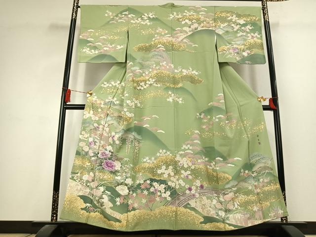 ■■■　サイズ　■■■ 身丈 156cm（肩から） 裄丈 66cm 袖丈 47cm　縫込み 5cm 袖幅 34cm 前幅 26cm 後幅 31cm 着物縫いこみ 内揚げ 5cm 裄 お袖側 約3cm　身頃側 約4cm ■■■　商品詳細　■■■ 【正絹】 状態は接写画像のように衿に薄い汚れがございますが その他特に目立ったシミ汚れなどもなく大変良い状態です。 特殊な貝からわずかしか採れない染料の稀少価値と、 色合いの美しさでアレキサンダー大王やシーザー、 クレオパトラなどの伝説と共に “高貴な色”と讃えられる帝王紫(ていおうむらさき)。 この帝王紫を今に蘇らせ、貴重な美を糸に託した価値のある作品です。 帝王紫は、アクキ貝のパープル腺から採れる分泌液を原料とします。 わずか1gの染料を採るために2000個もの貝を必要とする、 稀少価値の高い天然染料です。 貝紫の歴史は、はるか紀元前16世紀頃、 地中海で栄えたオリエント文明の中心、フェニキアにさかのぼり、 その後、エジプト、ギリシャ、ローマに伝わりクレオパトラは 貝紫で染めた色を王の色として船の帆などに染め、 またシーザーは紫のマントを纏って王座についたという 数々の英雄伝説が伝えられています。 大変上質な逸品になります。 お安く出品致しますので、是非この機会にいかがでしょうか？ ■■■　注意事項　■■■ ■モニター発色の具合により色合いが異なる場合がございます。 ■寸法は多少の誤差が生じる場合がございますのでご了承ください。 ■縫込みの長さが左右非対称の場合は短い部分を記載しております。 左右非対称であってもご返品・お値引き等の保証は出来かねますので、ご了承の上ご購入をお願い致します。 ■シミ等のチェックには注意を払っておりますが、見落としがある場合もございますし、個人の見解も様々ですので神経質な方のご購入はお控えください。 ■箪笥に入っておりました着物や帯なので畳みシワや匂いがあるものもございます。 ■お休みは基本的に土日祝となりますが、その他臨時でお休みする場合がございますのでご了承ください。 ■商品の発送は平日のみの発送となります。 ■夜間と土曜、日曜日はお問い合わせの回答が遅れる場合がございます。 ■当店では、お直し、紋入れ、お手入れ等は承っておりません。 ■生地の状態（ヤケ、経年劣化等）によってはサイズ直しが出来ない場合がございます。 その点もどうかご了承のうえ、ご購入をお願いいたします。 ■弊社で取り扱う商品は一点ものにつき、時期や在庫状況に応じて金額が変更となる場合がございます。 ■検針は行っておりません。予めご了承いただきますようお願いいたします。 ■【洗える着物】と記載のある商品におきましては、商品お届け後に洗濯を行ってしまってからのご返品にはご対応しかねます。 念の為、専門店でのお手入れをお願いいたします。 ■写真に写っている物が全てになります。それ以外の付属品はございませんのでご了承ください。 ■状態に関する写真につきましては、掲載可能な写真枚数に限りがあるため、各箇所につき1枚参考画像を掲載しております。 ■着物のサイズ目安は下記を参考ください↓ ＜女性着物＞　お端折り次第で＋5cm　－1cmが着用可能サイズ 　例）身丈170cmの場合、身長160cm～175cm ＜男性着物＞　身丈＋約25cm～27cm程が適応身長 　例）身丈155cmの場合、身長180～182cm