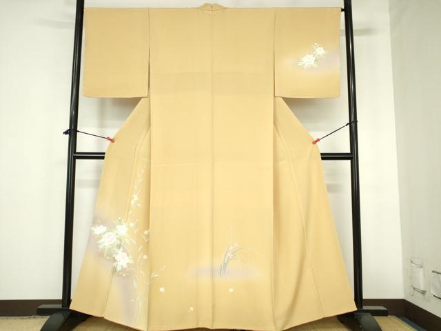 ■■■　サイズ　■■■ 身丈 161cm（肩から） 裄丈 66cm 袖丈 49cm　縫込み 2cm 袖幅 33.5cm 前幅 24cm 後幅 30cm 着物縫いこみ 内揚げ 8cm 裄 お袖側 約2cm　身頃側 約2cm ■■■　商品詳細　■■■ 【正絹】 状態は特に目立ったシミ汚れなどもなく大変良い状態です。 大変上質な逸品になります。 お安く出品致しますので、是非この機会にいかがでしょうか？ ■■■　注意事項　■■■ ■モニター発色の具合により色合いが異なる場合がございます。 ■寸法は多少の誤差が生じる場合がございますのでご了承ください。 ■縫込みの長さが左右非対称の場合は短い部分を記載しております。 左右非対称であってもご返品・お値引き等の保証は出来かねますので、ご了承の上ご購入をお願い致します。 ■シミ等のチェックには注意を払っておりますが、見落としがある場合もございますし、個人の見解も様々ですので神経質な方のご購入はお控えください。 ■箪笥に入っておりました着物や帯なので畳みシワや匂いがあるものもございます。 ■お休みは基本的に土日祝となりますが、その他臨時でお休みする場合がございますのでご了承ください。 ■商品の発送は平日のみの発送となります。 ■夜間と土曜、日曜日はお問い合わせの回答が遅れる場合がございます。 ■当店では、お直し、紋入れ、お手入れ等は承っておりません。 ■生地の状態（ヤケ、経年劣化等）によってはサイズ直しが出来ない場合がございます。 その点もどうかご了承のうえ、ご購入をお願いいたします。 ■弊社で取り扱う商品は一点ものにつき、時期や在庫状況に応じて金額が変更となる場合がございます。 ■検針は行っておりません。予めご了承いただきますようお願いいたします。 ■【洗える着物】と記載のある商品におきましては、商品お届け後に洗濯を行ってしまってからのご返品にはご対応しかねます。 念の為、専門店でのお手入れをお願いいたします。 ■写真に写っている物が全てになります。それ以外の付属品はございませんのでご了承ください。 ■状態に関する写真につきましては、掲載可能な写真枚数に限りがあるため、各箇所につき1枚参考画像を掲載しております。 ■着物のサイズ目安は下記を参考ください↓ ＜女性着物＞　お端折り次第で＋5cm　－1cmが着用可能サイズ 　例）身丈170cmの場合、身長160cm～175cm ＜男性着物＞　身丈＋約25cm～27cm程が適応身長 　例）身丈155cmの場合、身長180～182cm