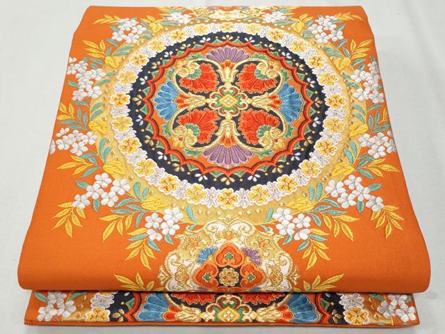 ■■■　サイズ　■■■ 長さ 428cm 幅 30.5cm程 ■■■　商品詳細　■■■ 【正絹】 詳細に関しましては、画像をご確認ください。 大変上質な逸品になります。 お安く出品致しますので、是非この機会にいかがでしょうか？ ■■■　注意事項　■■■ ■モニター発色の具合により色合いが異なる場合がございます。 ■寸法は多少の誤差が生じる場合がございますのでご了承ください。 ■縫込みの長さが左右非対称の場合は短い部分を記載しております。 左右非対称であってもご返品・お値引き等の保証は出来かねますので、ご了承の上ご購入をお願い致します。 ■シミ等のチェックには注意を払っておりますが、見落としがある場合もございますし、個人の見解も様々ですので神経質な方のご購入はお控えください。 ■箪笥に入っておりました着物や帯なので畳みシワや匂いがあるものもございます。 ■お休みは基本的に土日祝となりますが、その他臨時でお休みする場合がございますのでご了承ください。 ■商品の発送は平日のみの発送となります。 ■夜間と土曜、日曜日はお問い合わせの回答が遅れる場合がございます。 ■当店では、お直し、紋入れ、お手入れ等は承っておりません。 ■生地の状態（ヤケ、経年劣化等）によってはサイズ直しが出来ない場合がございます。 その点もどうかご了承のうえ、ご購入をお願いいたします。 ■弊社で取り扱う商品は一点ものにつき、時期や在庫状況に応じて金額が変更となる場合がございます。 ■検針は行っておりません。予めご了承いただきますようお願いいたします。 ■【洗える着物】と記載のある商品におきましては、商品お届け後に洗濯を行ってしまってからのご返品にはご対応しかねます。 念の為、専門店でのお手入れをお願いいたします。 ■写真に写っている物が全てになります。それ以外の付属品はございませんのでご了承ください。 ■着物のサイズ目安は下記を参考ください↓ ＜女性着物＞　お端折り次第で＋5cm　−1cmが着用可能サイズ 　例）身丈170cmの場合、身長160cm〜175cm ＜男性着物＞　身丈＋約25cm〜27cm程が適応身長 　例）身丈155cmの場合、身長180〜182cm