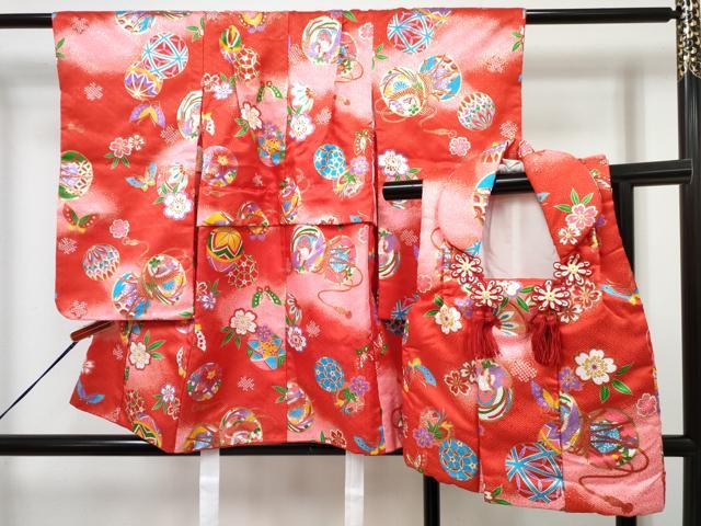 ■■■　サイズ　■■■ 【祝着】 身丈 79.5cm（肩から） 裄丈 42.5cm（肩上げ　1.5cm） 袖丈 56cm　縫込み 1cm 袖幅 27cm 前幅 15cm 後幅 20cm 着物縫いこみ 内揚げ 0cm （腰上げ　6.5cm） 裄 お袖側 約1cm　身頃側 約1cm 【被布】 身丈 48cm（肩から） 裄丈 12.5cm（肩上げ　2cm） ■■■　商品詳細　■■■ 着物【化繊】の 状態は接写画像のように下前胸付近・衿・紐・左袖後に汚れがございますが その他特に目立ったシミ汚れなどもなく大変良い状態です。 被布【化繊】の 状態は接写画像のように飾り部分・裏地に薄い汚れがございますが その他特に目立ったシミ汚れなどもなく大変良い状態です。 お安く出品致しますので、是非この機会にいかがでしょうか？ ※ご自身で洗濯された場合の保証はできかねます。専門店にご相談ください。 ■■■　注意事項　■■■ ■モニター発色の具合により色合いが異なる場合がございます。 ■寸法は多少の誤差が生じる場合がございますのでご了承ください。 ■縫込みの長さが左右非対称の場合は短い部分を記載しております。 左右非対称であってもご返品・お値引き等の保証は出来かねますので、ご了承の上ご購入をお願い致します。 ■シミ等のチェックには注意を払っておりますが、見落としがある場合もございますし、個人の見解も様々ですので神経質な方のご購入はお控えください。 ■箪笥に入っておりました着物や帯なので畳みシワや匂いがあるものもございます。 ■お休みは基本的に土日祝となりますが、その他臨時でお休みする場合がございますのでご了承ください。 ■商品の発送は平日のみの発送となります。 ■夜間と土曜、日曜日はお問い合わせの回答が遅れる場合がございます。 ■当店では、お直し、紋入れ、お手入れ等は承っておりません。 ■生地の状態（ヤケ、経年劣化等）によってはサイズ直しが出来ない場合がございます。 その点もどうかご了承のうえ、ご購入をお願いいたします。 ■弊社で取り扱う商品は一点ものにつき、時期や在庫状況に応じて金額が変更となる場合がございます。 ■検針は行っておりません。予めご了承いただきますようお願いいたします。 ■【洗える着物】と記載のある商品におきましては、商品お届け後に洗濯を行ってしまってからのご返品にはご対応しかねます。 念の為、専門店でのお手入れをお願いいたします。 ■写真に写っている物が全てになります。それ以外の付属品はございませんのでご了承ください。 ■状態に関する写真につきましては、掲載可能な写真枚数に限りがあるため、各箇所につき1枚参考画像を掲載しております。 ■着物のサイズ目安は下記を参考ください↓ ＜女性着物＞　お端折り次第で＋5cm　−1cmが着用可能サイズ 　例）身丈170cmの場合、身長160cm〜175cm ＜男性着物＞　身丈＋約25cm〜27cm程が適応身長 　例）身丈155cmの場合、身長180〜182cm