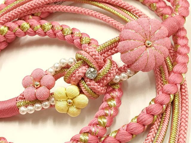 ■■■　サイズ　■■■ 長さ　約157.5cm（房を除く） ■■■　商品詳細　■■■ 【正絹・未使用】 状態は特に目立ったシミ汚れなどもなく大変良い状態です。 大変上質な逸品になります。 お安く出品致しますので、是非この機会にいかがでしょうか？ ■■■　注意事項　■■■ ■モニター発色の具合により色合いが異なる場合がございます。 ■寸法は多少の誤差が生じる場合がございますのでご了承ください。 ■縫込みの長さが左右非対称の場合は短い部分を記載しております。 左右非対称であってもご返品・お値引き等の保証は出来かねますので、ご了承の上ご購入をお願い致します。 ■シミ等のチェックには注意を払っておりますが、見落としがある場合もございますし、個人の見解も様々ですので神経質な方のご購入はお控えください。 ■箪笥に入っておりました着物や帯なので畳みシワや匂いがあるものもございます。 ■お休みは基本的に土日祝となりますが、その他臨時でお休みする場合がございますのでご了承ください。 ■商品の発送は平日のみの発送となります。 ■夜間と土曜、日曜日はお問い合わせの回答が遅れる場合がございます。 ■当店では、お直し、紋入れ、お手入れ等は承っておりません。 ■生地の状態（ヤケ、経年劣化等）によってはサイズ直しが出来ない場合がございます。 その点もどうかご了承のうえ、ご購入をお願いいたします。 ■弊社で取り扱う商品は一点ものにつき、時期や在庫状況に応じて金額が変更となる場合がございます。 ■検針は行っておりません。予めご了承いただきますようお願いいたします。 ■【洗える着物】と記載のある商品におきましては、商品お届け後に洗濯を行ってしまってからのご返品にはご対応しかねます。 念の為、専門店でのお手入れをお願いいたします。 ■着物のサイズ目安は下記を参考ください↓ ＜女性着物＞　お端折り次第で＋5cm　−1cmが着用可能サイズ 　例）身丈170cmの場合、身長160cm〜175cm ＜男性着物＞　身丈＋約25cm〜27cm程が適応身長 　例）身丈155cmの場合、身長180〜182cm