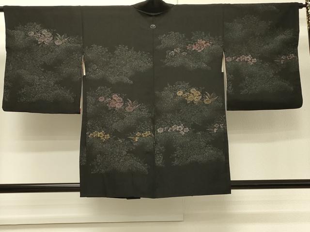■■■　サイズ　■■■ 身丈 81cm（肩から） 裄丈 64cm 袖丈 47cm　縫込み 7cm 袖幅 33cm 前幅 18cm 後幅 28.5cm 裄 お袖側 約1cm　身頃側 約2.5cm ■■■　商品詳細　■■■ 【正絹・一つ紋】 状態は接写画像のように羽裏に薄い汚れがございますが その他特に目立ったシミ汚れなどもなく大変良い状態です。 大変上質な逸品になります。 お安く出品致しますので、是非この機会にいかがでしょうか？ ■■■　注意事項　■■■ ■モニター発色の具合により色合いが異なる場合がございます。 ■寸法は多少の誤差が生じる場合がございますのでご了承ください。 ■縫込みの長さが左右非対称の場合は短い部分を記載しております。 左右非対称であってもご返品・お値引き等の保証は出来かねますので、ご了承の上ご購入をお願い致します。 ■シミ等のチェックには注意を払っておりますが、見落としがある場合もございますし、個人の見解も様々ですので神経質な方のご購入はお控えください。 ■箪笥に入っておりました着物や帯なので畳みシワや匂いがあるものもございます。 ■お休みは基本的に土日祝となりますが、その他臨時でお休みする場合がございますのでご了承ください。 ■商品の発送は平日のみの発送となります。 ■夜間と土曜、日曜日はお問い合わせの回答が遅れる場合がございます。 ■当店では、お直し、紋入れ、お手入れ等は承っておりません。 ■生地の状態（ヤケ、経年劣化等）によってはサイズ直しが出来ない場合がございます。 その点もどうかご了承のうえ、ご購入をお願いいたします。 ■弊社で取り扱う商品は一点ものにつき、時期や在庫状況に応じて金額が変更となる場合がございます。 ■検針は行っておりません。予めご了承いただきますようお願いいたします。 ■【洗える着物】と記載のある商品におきましては、商品お届け後に洗濯を行ってしまってからのご返品にはご対応しかねます。 念の為、専門店でのお手入れをお願いいたします。 ■写真に写っている物が全てになります。それ以外の付属品はございませんのでご了承ください。 ■状態に関する写真につきましては、掲載可能な写真枚数に限りがあるため、各箇所につき1枚参考画像を掲載しております。 ■着物のサイズ目安は下記を参考ください↓ ＜女性着物＞　お端折り次第で＋5cm　－1cmが着用可能サイズ 　例）身丈170cmの場合、身長160cm～175cm ＜男性着物＞　身丈＋約25cm～27cm程が適応身長 　例）身丈155cmの場合、身長180～182cm