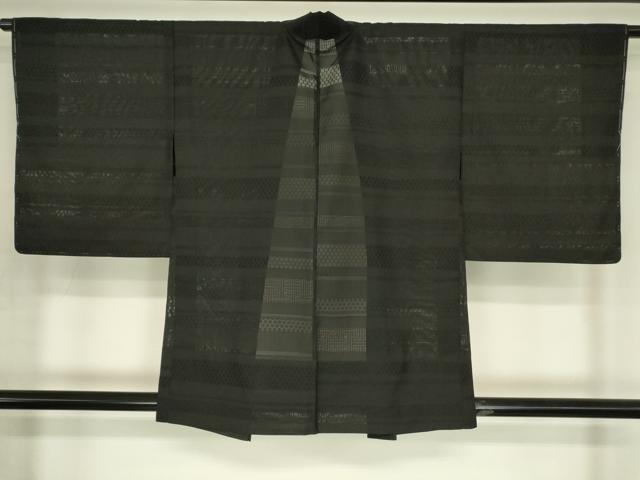 平和屋の平和屋着物▽羽織　スリーシーズン　春夏秋　塵除け　紗綾型文　黒地　正絹　逸品　未使用　DABG0660az｜アングル3