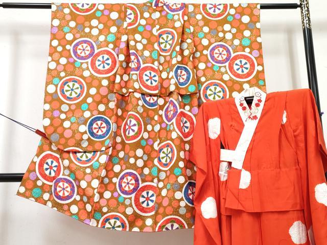 ■■■　サイズ　■■■ 【祝着】 身丈 99cm（肩から） 裄丈 47cm（肩上げ　4.5cm） 袖丈 67.5cm　縫込み 3cm 袖幅 32.5cm 前幅 20cm 後幅 26cm 着物縫いこみ 内揚げ 0cm （腰上げ　11cm） 裄 お袖側 約3cm　身頃側 約0cm 【長襦袢】 身丈 89.5cm（肩から） 裄丈 46.5cm（肩上げ　4.5cm） 袖丈 65cm　縫込み 3.5cm 袖幅 32cm 前幅 20cm 後幅 26cm 着物縫いこみ 内揚げ 0cm （腰上げ　15cm） 裄 お袖側 約4cm　身頃側 約0cm ■■■　商品詳細　■■■ 着物【正絹・重ね衿：取り外し可能】の 状態は特に目立ったシミ汚れなどもなく大変良い状態です。 長襦袢【正絹】の 状態は特に目立ったシミ汚れなどもなく大変良い状態です。 大変上質な逸品になります。 お安く出品致しますので、是非この機会にいかがでしょうか？ ■■■　注意事項　■■■ ■モニター発色の具合により色合いが異なる場合がございます。 ■寸法は多少の誤差が生じる場合がございますのでご了承ください。 ■縫込みの長さが左右非対称の場合は短い部分を記載しております。 左右非対称であってもご返品・お値引き等の保証は出来かねますので、ご了承の上ご購入をお願い致します。 ■シミ等のチェックには注意を払っておりますが、見落としがある場合もございますし、個人の見解も様々ですので神経質な方のご購入はお控えください。 ■箪笥に入っておりました着物や帯なので畳みシワや匂いがあるものもございます。 ■お休みは基本的に土日祝となりますが、その他臨時でお休みする場合がございますのでご了承ください。 ■商品の発送は平日のみの発送となります。 ■夜間と土曜、日曜日はお問い合わせの回答が遅れる場合がございます。 ■当店では、お直し、紋入れ、お手入れ等は承っておりません。 ■生地の状態（ヤケ、経年劣化等）によってはサイズ直しが出来ない場合がございます。 その点もどうかご了承のうえ、ご購入をお願いいたします。 ■弊社で取り扱う商品は一点ものにつき、時期や在庫状況に応じて金額が変更となる場合がございます。 ■検針は行っておりません。予めご了承いただきますようお願いいたします。 ■【洗える着物】と記載のある商品におきましては、商品お届け後に洗濯を行ってしまってからのご返品にはご対応しかねます。 念の為、専門店でのお手入れをお願いいたします。 ■写真に写っている物が全てになります。それ以外の付属品はございませんのでご了承ください。 ■状態に関する写真につきましては、掲載可能な写真枚数に限りがあるため、各箇所につき1枚参考画像を掲載しております。 ■着物のサイズ目安は下記を参考ください↓ ＜女性着物＞　お端折り次第で＋5cm　－1cmが着用可能サイズ 　例）身丈170cmの場合、身長160cm～175cm ＜男性着物＞　身丈＋約25cm～27cm程が適応身長 　例）身丈155cmの場合、身長180～182cm