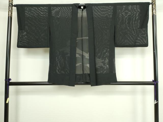 ■■■　サイズ　■■■ 身丈 77.5cm（肩から） 裄丈 65cm 袖丈 44cm　縫込み 3cm 袖幅 33cm 前幅 19.5cm 後幅 30.5cm 裄 お袖側 約1.5cm　身頃側 約0cm ■■■　商品詳細　■■■ 【正絹・一つ紋】 状態は特に目立ったシミ汚れなどもなく大変良い状態です。 大変上質な逸品になります。 お安く出品致しますので、是非この機会にいかがでしょうか？ ■■■　注意事項　■■■ ■モニター発色の具合により色合いが異なる場合がございます。 ■寸法は多少の誤差が生じる場合がございますのでご了承ください。 ■縫込みの長さが左右非対称の場合は短い部分を記載しております。 左右非対称であってもご返品・お値引き等の保証は出来かねますので、ご了承の上ご購入をお願い致します。 ■シミ等のチェックには注意を払っておりますが、見落としがある場合もございますし、個人の見解も様々ですので神経質な方のご購入はお控えください。 ■箪笥に入っておりました着物や帯なので畳みシワや匂いがあるものもございます。 ■お休みは基本的に土日祝となりますが、その他臨時でお休みする場合がございますのでご了承ください。 ■商品の発送は平日のみの発送となります。 ■夜間と土曜、日曜日はお問い合わせの回答が遅れる場合がございます。 ■当店では、お直し、紋入れ、お手入れ等は承っておりません。 ■生地の状態（ヤケ、経年劣化等）によってはサイズ直しが出来ない場合がございます。 その点もどうかご了承のうえ、ご購入をお願いいたします。 ■弊社で取り扱う商品は一点ものにつき、時期や在庫状況に応じて金額が変更となる場合がございます。 ■検針は行っておりません。予めご了承いただきますようお願いいたします。 ■【洗える着物】と記載のある商品におきましては、商品お届け後に洗濯を行ってしまってからのご返品にはご対応しかねます。 念の為、専門店でのお手入れをお願いいたします。 ■写真に写っている物が全てになります。それ以外の付属品はございませんのでご了承ください。 ■状態に関する写真につきましては、掲載可能な写真枚数に限りがあるため、各箇所につき1枚参考画像を掲載しております。 ■着物のサイズ目安は下記を参考ください↓ ＜女性着物＞　お端折り次第で＋5cm　－1cmが着用可能サイズ 　例）身丈170cmの場合、身長160cm～175cm ＜男性着物＞　身丈＋約25cm～27cm程が適応身長 　例）身丈155cmの場合、身長180～182cm