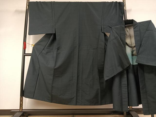 ■■■　サイズ　■■■ 【着物】 身丈 148cm（肩から） 裄丈 73cm 袖丈 52cm　縫込み 3.5cm 袖幅 36.5cm 前幅 25cm 後幅 32cm 着物縫いこみ 内揚げ 4cm 裄 お袖側 約1cm　身頃側 約1cm 【羽織】 身丈 94cm（肩から） 裄丈 74cm 袖丈 52cm　縫込み 3cm 袖幅 37.5cm 前幅 22cm 後幅 32cm 裄 お袖側 約1cm　身頃側 約2cm ■■■　商品詳細　■■■ 【正絹】 着物の状態は接写画像のように胴裏に薄い汚れがございますが その他特に目立ったシミ汚れなどもなく大変良い状態です。 羽織の状態は特に目立ったシミ汚れなどもなく大変良い状態です。 大変上質な逸品になります。 お安く出品致しますので、是非この機会にいかがでしょうか？ ■■■　注意事項　■■■ ■モニター発色の具合により色合いが異なる場合がございます。 ■寸法は多少の誤差が生じる場合がございますのでご了承ください。 ■縫込みの長さが左右非対称の場合は短い部分を記載しております。 左右非対称であってもご返品・お値引き等の保証は出来かねますので、ご了承の上ご購入をお願い致します。 ■シミ等のチェックには注意を払っておりますが、見落としがある場合もございますし、個人の見解も様々ですので神経質な方のご購入はお控えください。 ■箪笥に入っておりました着物や帯なので畳みシワや匂いがあるものもございます。 ■お休みは基本的に土日祝となりますが、その他臨時でお休みする場合がございますのでご了承ください。 ■商品の発送は平日のみの発送となります。 ■夜間と土曜、日曜日はお問い合わせの回答が遅れる場合がございます。 ■当店では、お直し、紋入れ、お手入れ等は承っておりません。 ■生地の状態（ヤケ、経年劣化等）によってはサイズ直しが出来ない場合がございます。 その点もどうかご了承のうえ、ご購入をお願いいたします。 ■弊社で取り扱う商品は一点ものにつき、時期や在庫状況に応じて金額が変更となる場合がございます。 ■検針は行っておりません。予めご了承いただきますようお願いいたします。 ■【洗える着物】と記載のある商品におきましては、商品お届け後に洗濯を行ってしまってからのご返品にはご対応しかねます。 念の為、専門店でのお手入れをお願いいたします。 ■写真に写っている物が全てになります。それ以外の付属品はございませんのでご了承ください。 ■状態に関する写真につきましては、掲載可能な写真枚数に限りがあるため、各箇所につき1枚参考画像を掲載しております。 ■着物のサイズ目安は下記を参考ください↓ ＜女性着物＞　お端折り次第で＋5cm　－1cmが着用可能サイズ 　例）身丈170cmの場合、身長160cm～175cm ＜男性着物＞　身丈＋約25cm～27cm程が適応身長 　例）身丈155cmの場合、身長180～182cm