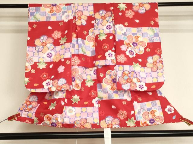 ■■■　サイズ　■■■ 【祝着】 身丈 79cm（肩から） 裄丈 38.5cm（肩上げ　3.5cm） 袖丈 57cm　縫込み 1cm 袖幅 26.5cm 前幅 15.5cm 後幅 20cm 着物縫いこみ 内揚げ 0cm （腰上げ　5.5cm） 裄 お袖側 約1cm　身頃側 約1cm ■■■　商品詳細　■■■ 着物【化繊】の状態は接写画像のように胴裏に糸解けがございますが その他特に目立ったシミ汚れなどもなく大変良い状態です。 お安く出品致しますので、是非この機会にいかがでしょうか？ ■■■　注意事項　■■■ ■モニター発色の具合により色合いが異なる場合がございます。 ■寸法は多少の誤差が生じる場合がございますのでご了承ください。 ■縫込みの長さが左右非対称の場合は短い部分を記載しております。 左右非対称であってもご返品・お値引き等の保証は出来かねますので、ご了承の上ご購入をお願い致します。 ■シミ等のチェックには注意を払っておりますが、見落としがある場合もございますし、個人の見解も様々ですので神経質な方のご購入はお控えください。 ■箪笥に入っておりました着物や帯なので畳みシワや匂いがあるものもございます。 ■お休みは基本的に土日祝となりますが、その他臨時でお休みする場合がございますのでご了承ください。 ■商品の発送は平日のみの発送となります。 ■夜間と土曜、日曜日はお問い合わせの回答が遅れる場合がございます。 ■当店では、お直し、紋入れ、お手入れ等は承っておりません。 ■生地の状態（ヤケ、経年劣化等）によってはサイズ直しが出来ない場合がございます。 その点もどうかご了承のうえ、ご購入をお願いいたします。 ■弊社で取り扱う商品は一点ものにつき、時期や在庫状況に応じて金額が変更となる場合がございます。 ■検針は行っておりません。予めご了承いただきますようお願いいたします。 ■【洗える着物】と記載のある商品におきましては、商品お届け後に洗濯を行ってしまってからのご返品にはご対応しかねます。 念の為、専門店でのお手入れをお願いいたします。 ■写真に写っている物が全てになります。それ以外の付属品はございませんのでご了承ください。 ■状態に関する写真につきましては、掲載可能な写真枚数に限りがあるため、各箇所につき1枚参考画像を掲載しております。 ■着物のサイズ目安は下記を参考ください↓ ＜女性着物＞　お端折り次第で＋5cm　－1cmが着用可能サイズ 　例）身丈170cmの場合、身長160cm～175cm ＜男性着物＞　身丈＋約25cm～27cm程が適応身長 　例）身丈155cmの場合、身長180～182cm