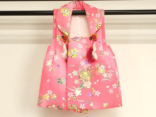 ■■■　サイズ　■■■ 【被布】 身丈 51cm（肩から） 裄丈 13cm（肩上げ　3cm） ■■■　商品詳細　■■■ 被布【化繊】の状態は接写画像のように飾り房に房の広がりがございますが その他特に目立ったシミ汚れなどもなく大変良い状態です。 お安く出品致しますので、是非この機会にいかがでしょうか？ ■■■　注意事項　■■■ ■モニター発色の具合により色合いが異なる場合がございます。 ■寸法は多少の誤差が生じる場合がございますのでご了承ください。 ■縫込みの長さが左右非対称の場合は短い部分を記載しております。 左右非対称であってもご返品・お値引き等の保証は出来かねますので、ご了承の上ご購入をお願い致します。 ■シミ等のチェックには注意を払っておりますが、見落としがある場合もございますし、個人の見解も様々ですので神経質な方のご購入はお控えください。 ■箪笥に入っておりました着物や帯なので畳みシワや匂いがあるものもございます。 ■お休みは基本的に土日祝となりますが、その他臨時でお休みする場合がございますのでご了承ください。 ■商品の発送は平日のみの発送となります。 ■夜間と土曜、日曜日はお問い合わせの回答が遅れる場合がございます。 ■当店では、お直し、紋入れ、お手入れ等は承っておりません。 ■生地の状態（ヤケ、経年劣化等）によってはサイズ直しが出来ない場合がございます。 その点もどうかご了承のうえ、ご購入をお願いいたします。 ■弊社で取り扱う商品は一点ものにつき、時期や在庫状況に応じて金額が変更となる場合がございます。 ■検針は行っておりません。予めご了承いただきますようお願いいたします。 ■【洗える着物】と記載のある商品におきましては、商品お届け後に洗濯を行ってしまってからのご返品にはご対応しかねます。 念の為、専門店でのお手入れをお願いいたします。 ■写真に写っている物が全てになります。それ以外の付属品はございませんのでご了承ください。 ■状態に関する写真につきましては、掲載可能な写真枚数に限りがあるため、各箇所につき1枚参考画像を掲載しております。 ■着物のサイズ目安は下記を参考ください↓ ＜女性着物＞　お端折り次第で＋5cm　－1cmが着用可能サイズ 　例）身丈170cmの場合、身長160cm～175cm ＜男性着物＞　身丈＋約25cm～27cm程が適応身長 　例）身丈155cmの場合、身長180～182cm