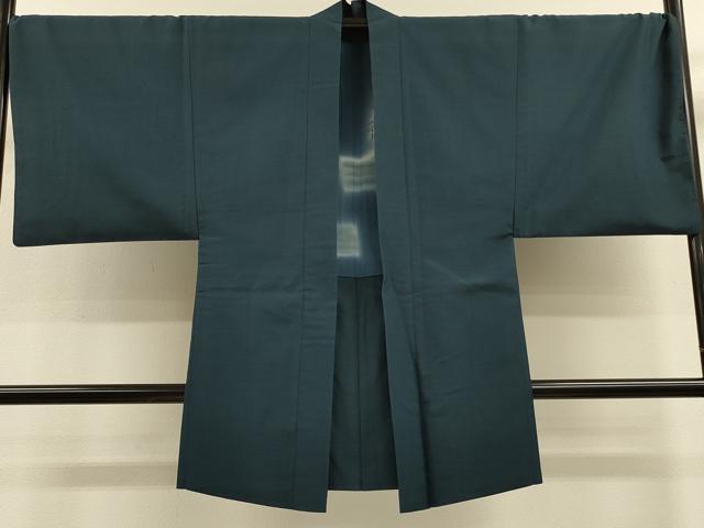 ■■■　サイズ　■■■ 身丈 95cm（肩から） 裄丈 71.5cm 袖丈 48cm　縫込み 5.5cm 袖幅 37cm 前幅 20cm 後幅 31cm 裄 お袖側 約0cm　身頃側 約2cm ■■■　商品詳細　■■■ 【正絹】 状態は特に目立ったシミ汚れなどもなく大変良い状態です。 大変上質な逸品になります。 お安く出品致しますので、是非この機会にいかがでしょうか？ ■■■　注意事項　■■■ ■モニター発色の具合により色合いが異なる場合がございます。 ■寸法は多少の誤差が生じる場合がございますのでご了承ください。 ■縫込みの長さが左右非対称の場合は短い部分を記載しております。 左右非対称であってもご返品・お値引き等の保証は出来かねますので、ご了承の上ご購入をお願い致します。 ■シミ等のチェックには注意を払っておりますが、見落としがある場合もございますし、個人の見解も様々ですので神経質な方のご購入はお控えください。 ■箪笥に入っておりました着物や帯なので畳みシワや匂いがあるものもございます。 ■お休みは基本的に土日祝となりますが、その他臨時でお休みする場合がございますのでご了承ください。 ■商品の発送は平日のみの発送となります。 ■夜間と土曜、日曜日はお問い合わせの回答が遅れる場合がございます。 ■当店では、お直し、紋入れ、お手入れ等は承っておりません。 ■生地の状態（ヤケ、経年劣化等）によってはサイズ直しが出来ない場合がございます。 その点もどうかご了承のうえ、ご購入をお願いいたします。 ■弊社で取り扱う商品は一点ものにつき、時期や在庫状況に応じて金額が変更となる場合がございます。 ■検針は行っておりません。予めご了承いただきますようお願いいたします。 ■【洗える着物】と記載のある商品におきましては、商品お届け後に洗濯を行ってしまってからのご返品にはご対応しかねます。 念の為、専門店でのお手入れをお願いいたします。 ■写真に写っている物が全てになります。それ以外の付属品はございませんのでご了承ください。 ■状態に関する写真につきましては、掲載可能な写真枚数に限りがあるため、各箇所につき1枚参考画像を掲載しております。 ■着物のサイズ目安は下記を参考ください↓ ＜女性着物＞　お端折り次第で＋5cm　－1cmが着用可能サイズ 　例）身丈170cmの場合、身長160cm～175cm ＜男性着物＞　身丈＋約25cm～27cm程が適応身長 　例）身丈155cmの場合、身長180～182cm