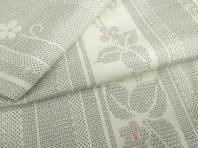 ■■■　サイズ　■■■ 身丈 158.5cm（肩から） 裄丈 65cm 袖丈 50cm　縫込み 3cm 袖幅 32.5cm 前幅 23.5cm 後幅 31.5cm 着物縫いこみ 内揚げ 0cm 裄 お袖側 約1cm　身頃側 約1cm ■■■　商品詳細　■■■ 【正絹・バチ衿・未使用】 状態は特に目立ったシミ汚れなどもなく大変良い状態です。 「単衣といえば塩沢」と知られるように、 初夏と初秋の数ヶ月、着物通をとりこにして離さない着物。 今では四季を通じ、オールシーズン愛用されており、 単衣にも袷にも最適な紬でございます。 「本塩沢」は、一般的な「塩沢紬」とは違い、 経緯糸ともに生糸のお召し糸が使用されたお品でございます。 経糸には1メートルあたり350回、 緯糸にはさらに1800回の撚りがかけられております。 その強ねん糸を使っておりますので、表面に縮緬のようなシボ感が生まれます。 「シャリッ」とくる「しゃり感」あふれる肌ざわりは 本塩沢ならではのものでございます。 大変上質な逸品になります。 お安く出品致しますので、是非この機会にいかがでしょうか？ ■■■　注意事項　■■■ ■モニター発色の具合により色合いが異なる場合がございます。 ■寸法は多少の誤差が生じる場合がございますのでご了承ください。 ■縫込みの長さが左右非対称の場合は短い部分を記載しております。 左右非対称であってもご返品・お値引き等の保証は出来かねますので、ご了承の上ご購入をお願い致します。 ■シミ等のチェックには注意を払っておりますが、見落としがある場合もございますし、個人の見解も様々ですので神経質な方のご購入はお控えください。 ■箪笥に入っておりました着物や帯なので畳みシワや匂いがあるものもございます。 ■お休みは基本的に土日祝となりますが、その他臨時でお休みする場合がございますのでご了承ください。 ■商品の発送は平日のみの発送となります。 ■夜間と土曜、日曜日はお問い合わせの回答が遅れる場合がございます。 ■当店では、お直し、紋入れ、お手入れ等は承っておりません。 ■生地の状態（ヤケ、経年劣化等）によってはサイズ直しが出来ない場合がございます。 その点もどうかご了承のうえ、ご購入をお願いいたします。 ■弊社で取り扱う商品は一点ものにつき、時期や在庫状況に応じて金額が変更となる場合がございます。 ■検針は行っておりません。予めご了承いただきますようお願いいたします。 ■【洗える着物】と記載のある商品におきましては、商品お届け後に洗濯を行ってしまってからのご返品にはご対応しかねます。 念の為、専門店でのお手入れをお願いいたします。 ■写真に写っている物が全てになります。それ以外の付属品はございませんのでご了承ください。 ■状態に関する写真につきましては、掲載可能な写真枚数に限りがあるため、各箇所につき1枚参考画像を掲載しております。 ■着物のサイズ目安は下記を参考ください↓ ＜女性着物＞　お端折り次第で＋5cm　－1cmが着用可能サイズ 　例）身丈170cmの場合、身長160cm～175cm ＜男性着物＞　身丈＋約25cm～27cm程が適応身長 　例）身丈155cmの場合、身長180～182cm